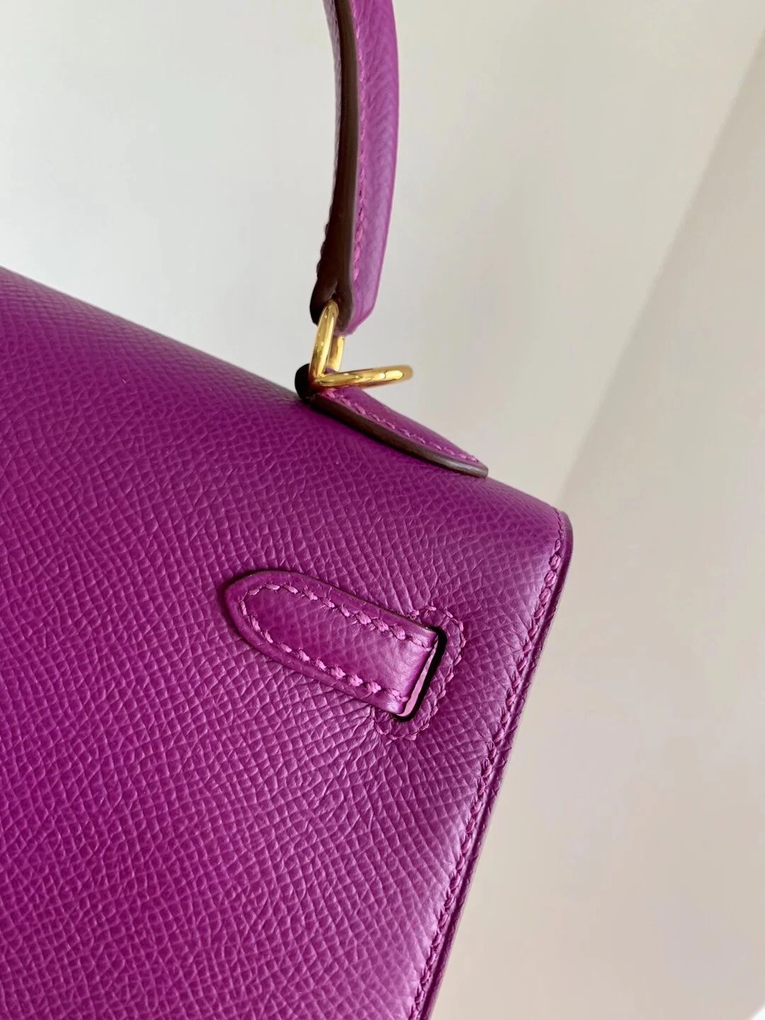 пряжка hermes-kelly-25-p9 анемона фиолетово-эпсом-золотая