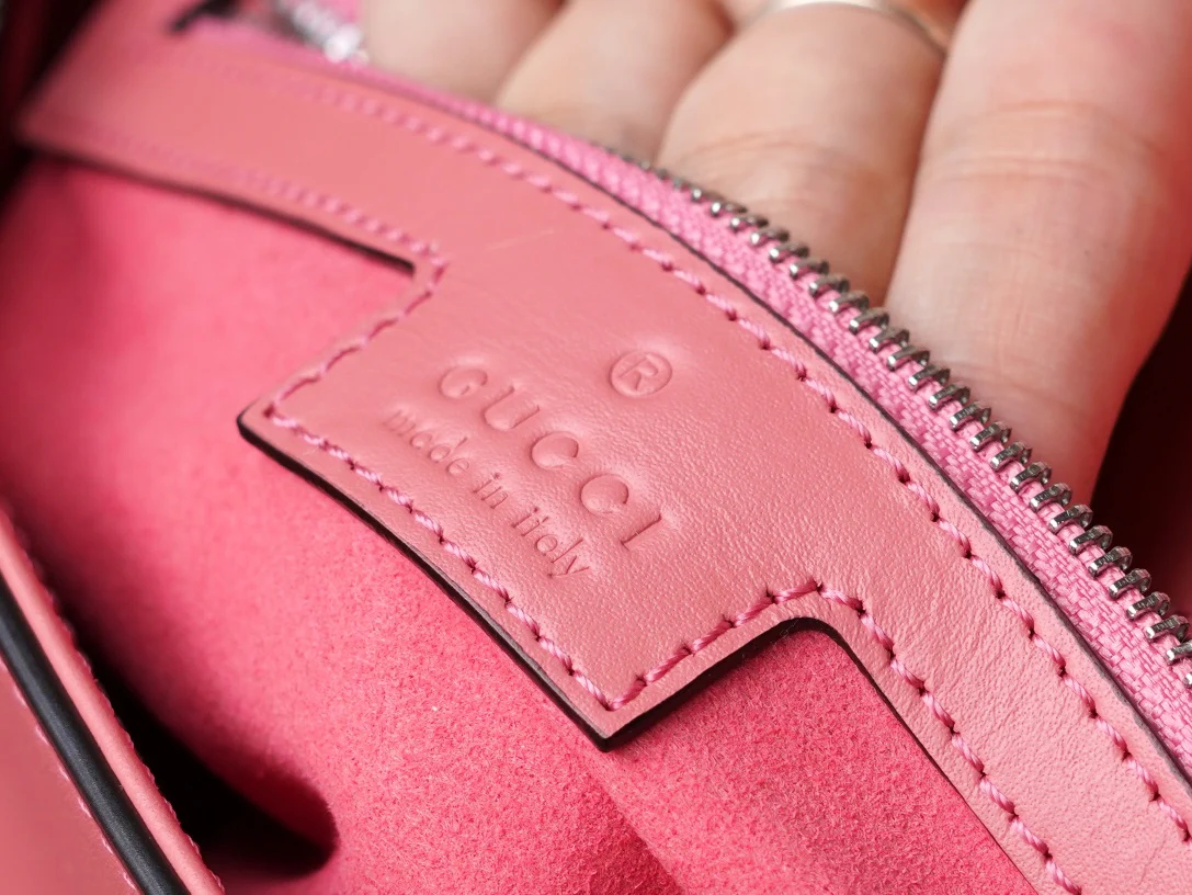 Миниатюрная сумка Gucci Petite GG на цепочке - розовая.