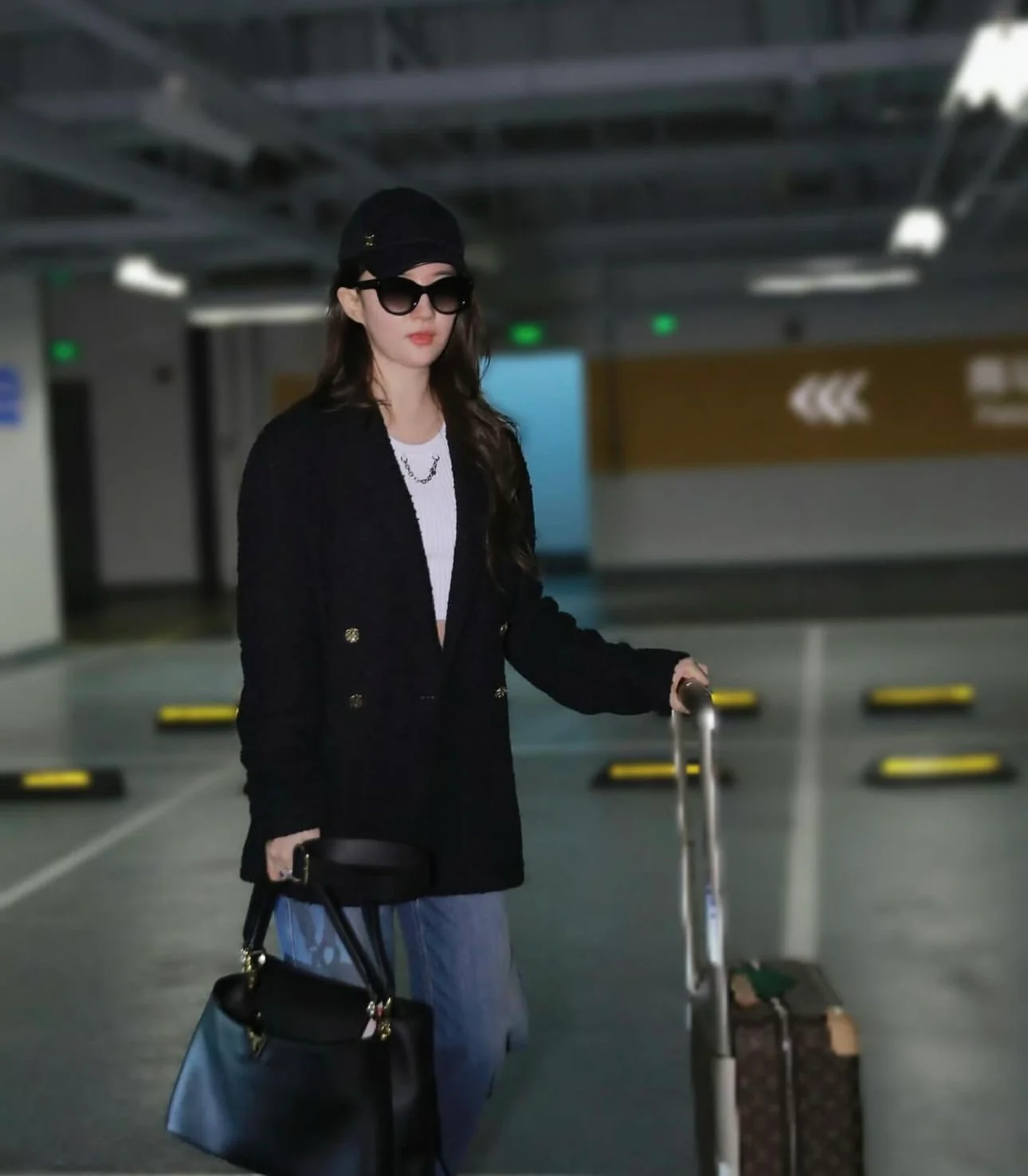 m24067-LV-Большая сумка Capucines, черная с золотой фурнитурой