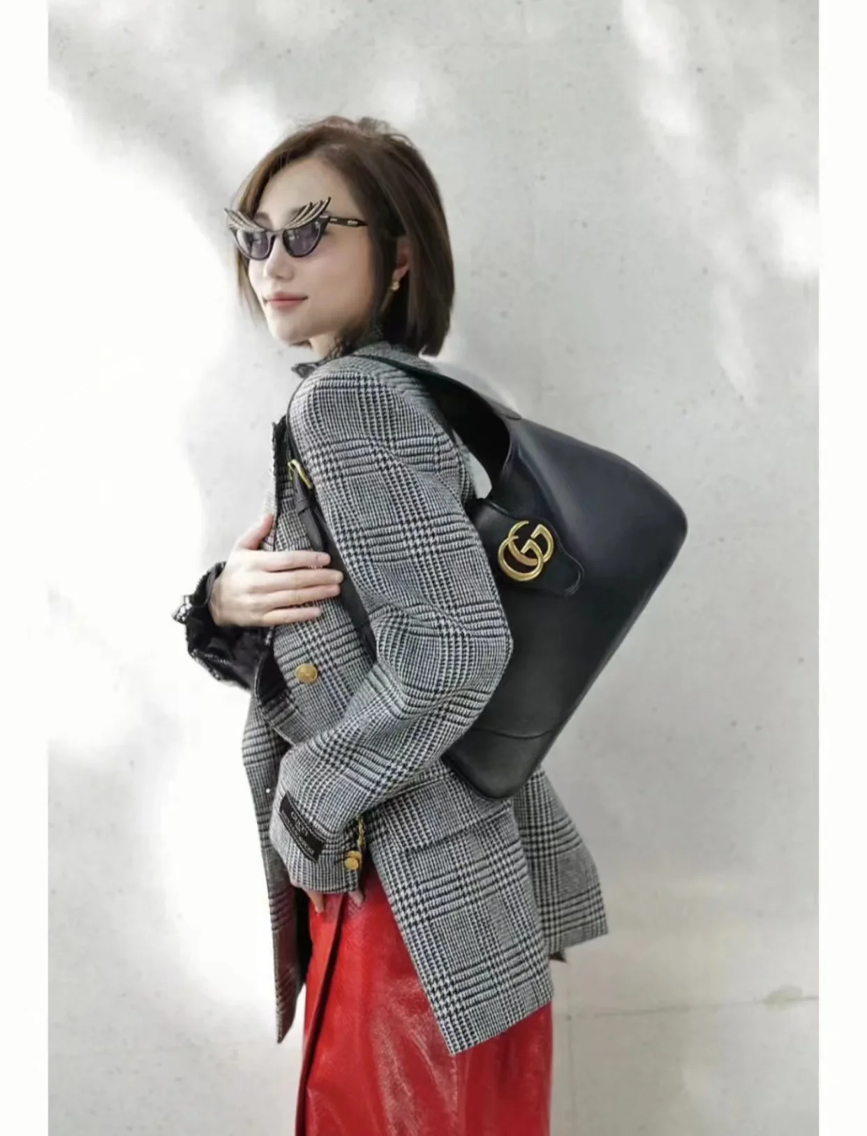 Весенняя коллекция Gucci 2023 — Сумка через плечо ?Полумесяц? — Черная — Фотографии в действии.