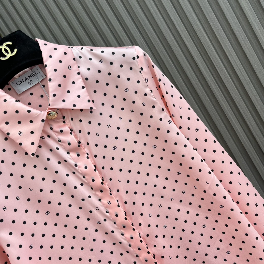 Chanel - 2404-24 Новинка: Комплект из рубашки и шорт в горошек - Розовый