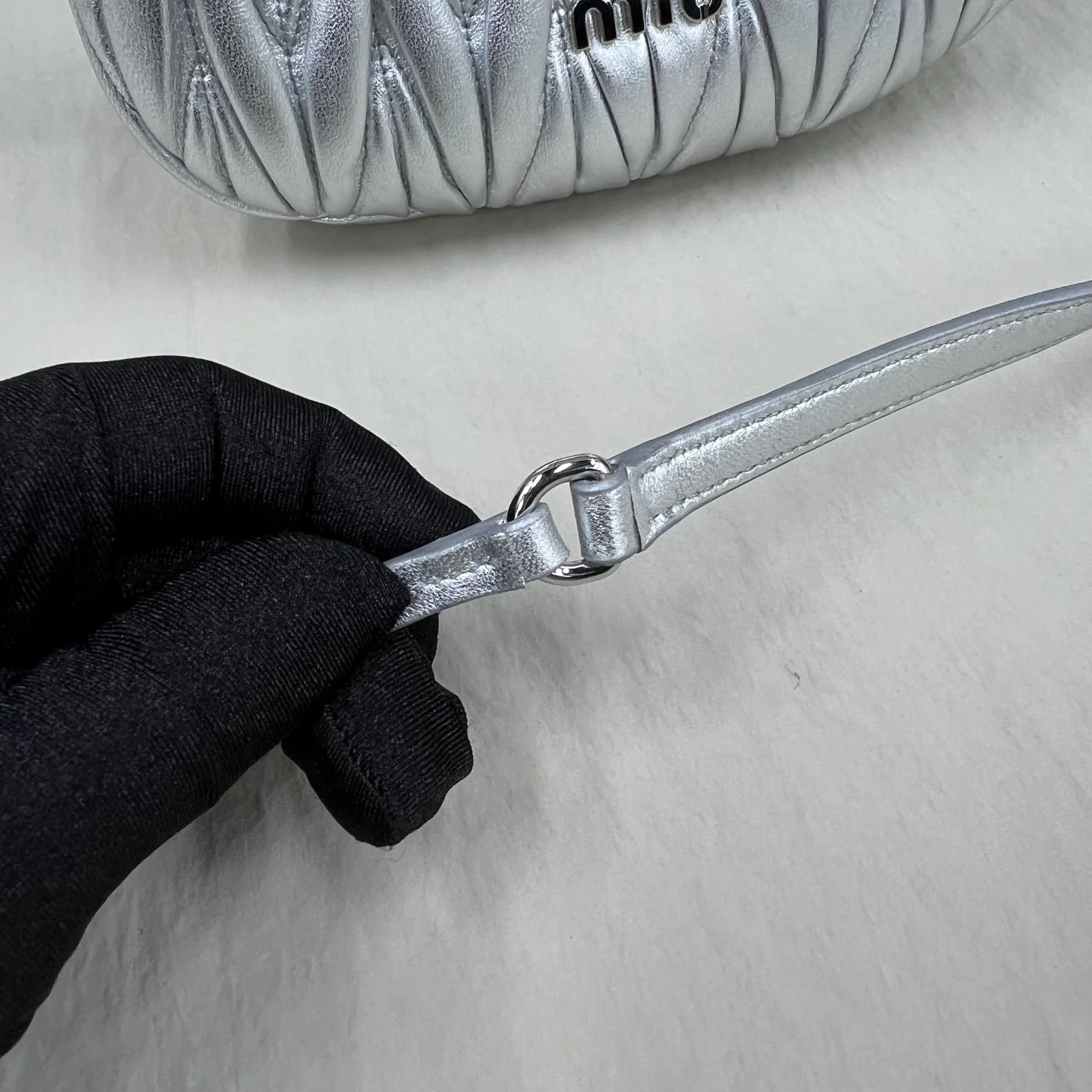 Сумочка Miu Miu Wander, миниатюрная, из овечьей кожи, серебристая.