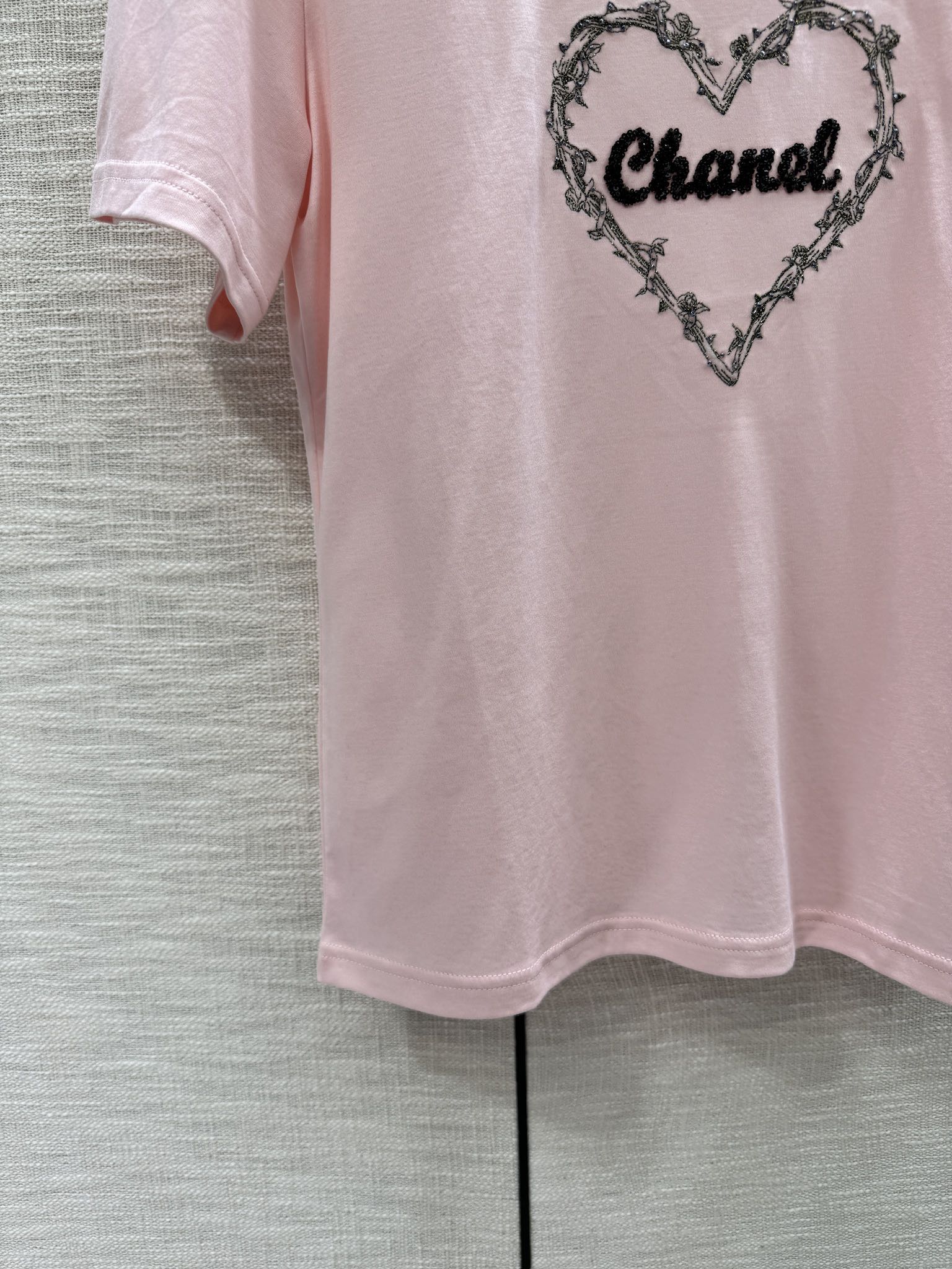 Футболка Celine 2403 с вышитыми сердечками и буквами - розовая