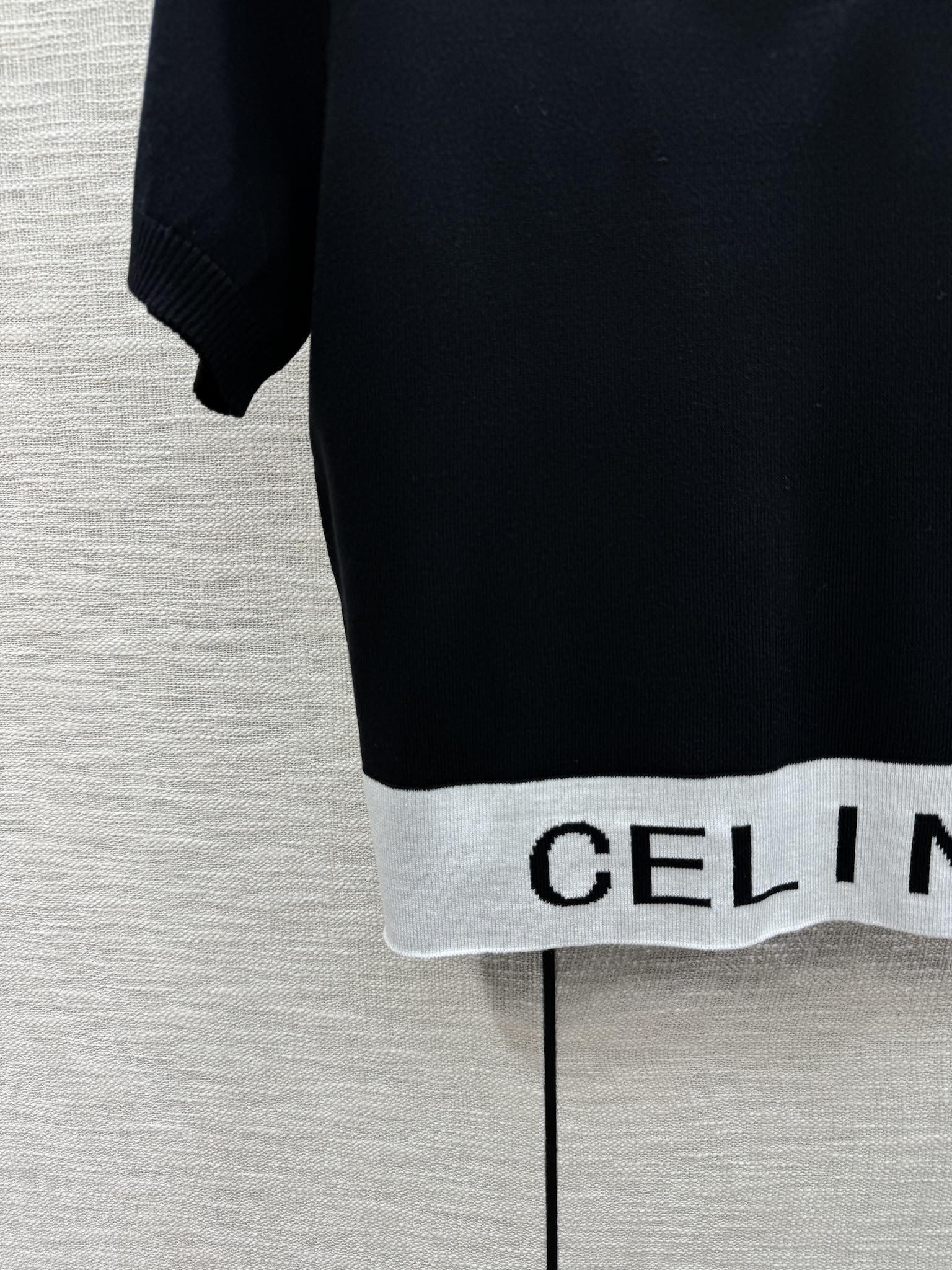 Трикотажный топ Celine 2403 с короткими рукавами и полосками, в стиле ?колор-блок? — черный.