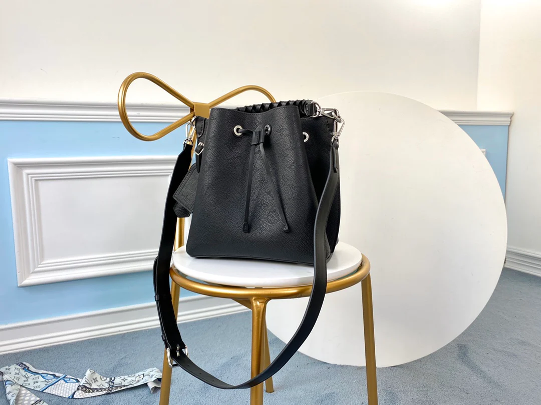 m55800-LV-muria-bucket bag-black