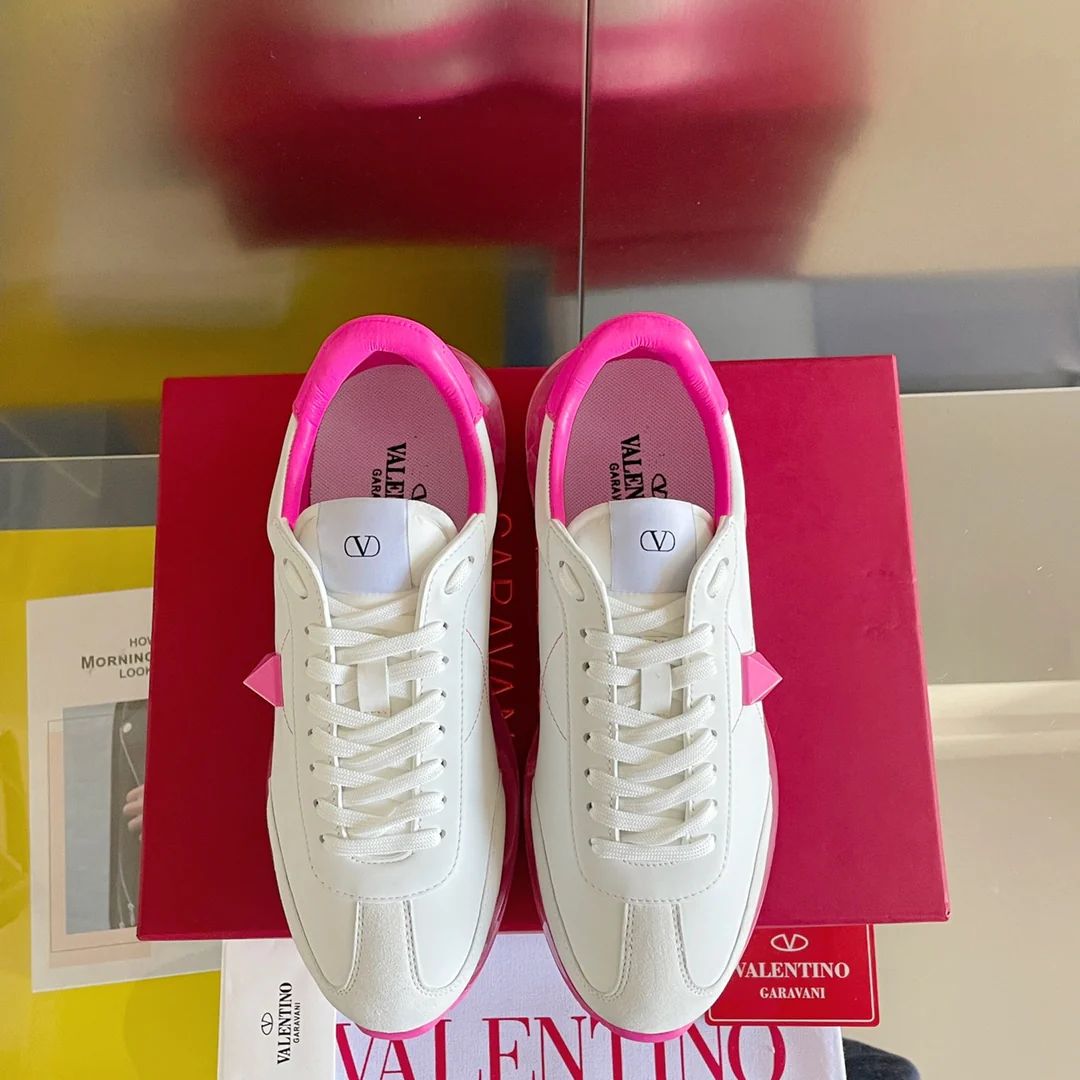 Valentino - Спортивные повседневные туфли с заклепками - Серия с заклепками по всей поверхности - Модель на воздушной подушке - Парный стиль - Розовая отделка