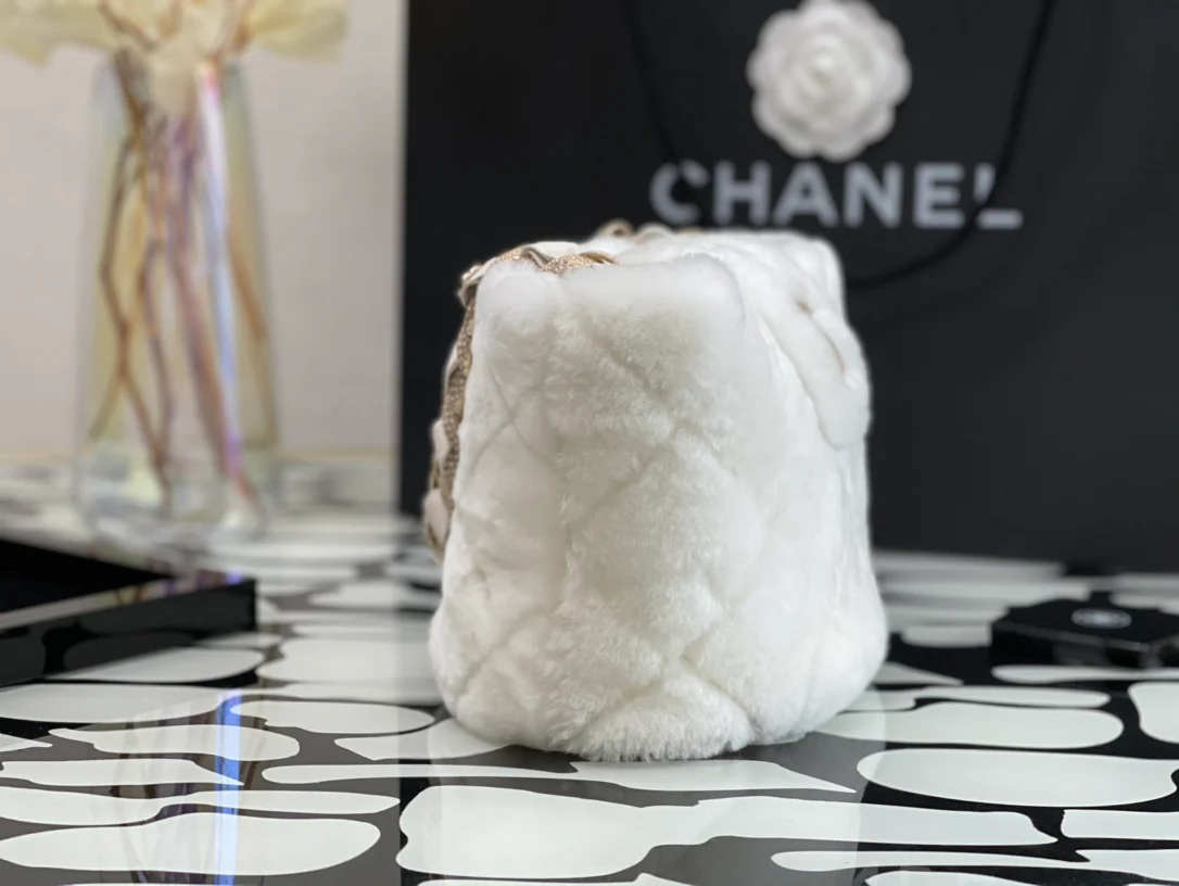 Сумка Chanel из овчины с бриллиантовой цепочкой - 2 шт.