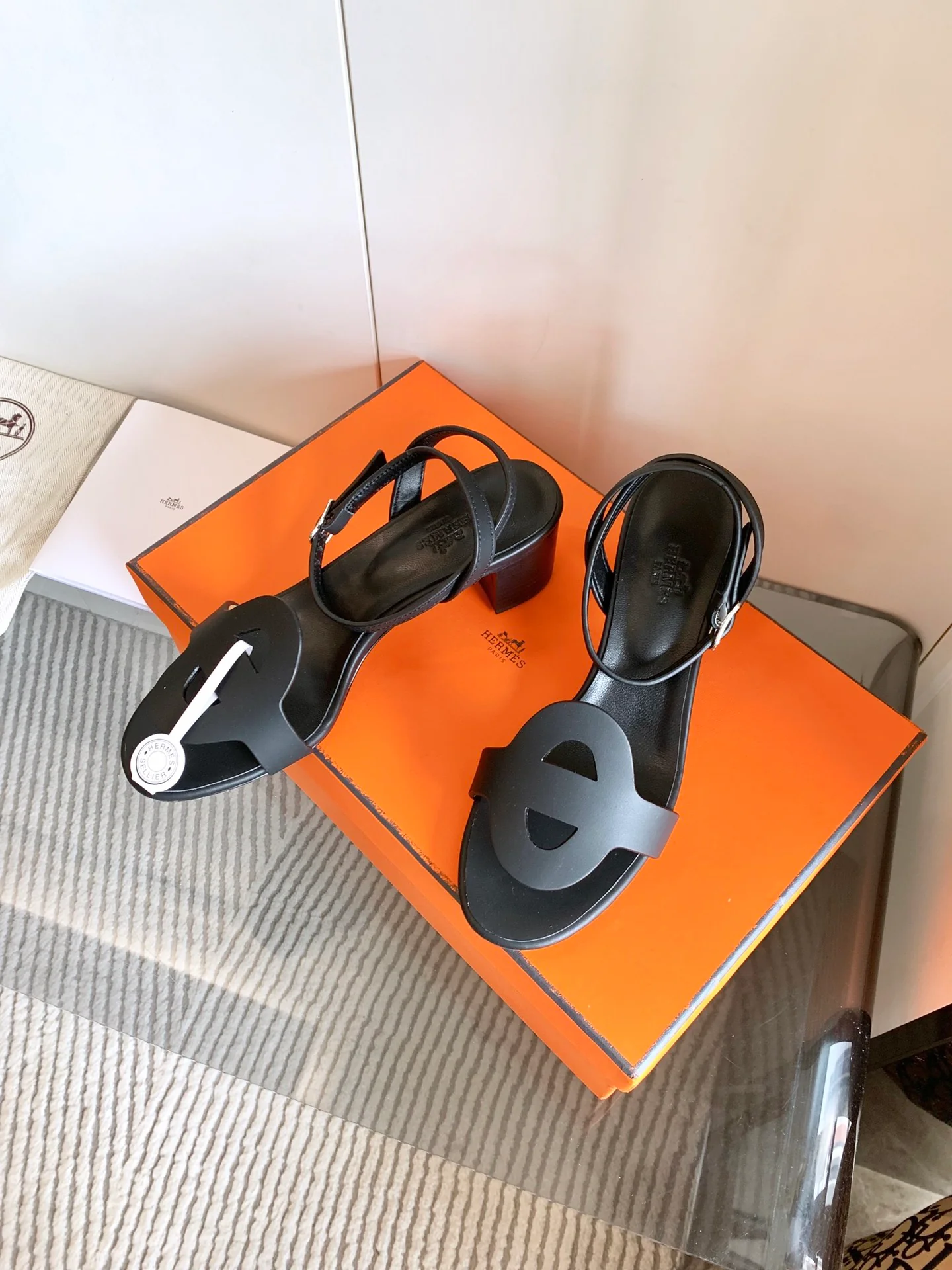 Сандалии Hermes 2024 на массивном каблуке - черные