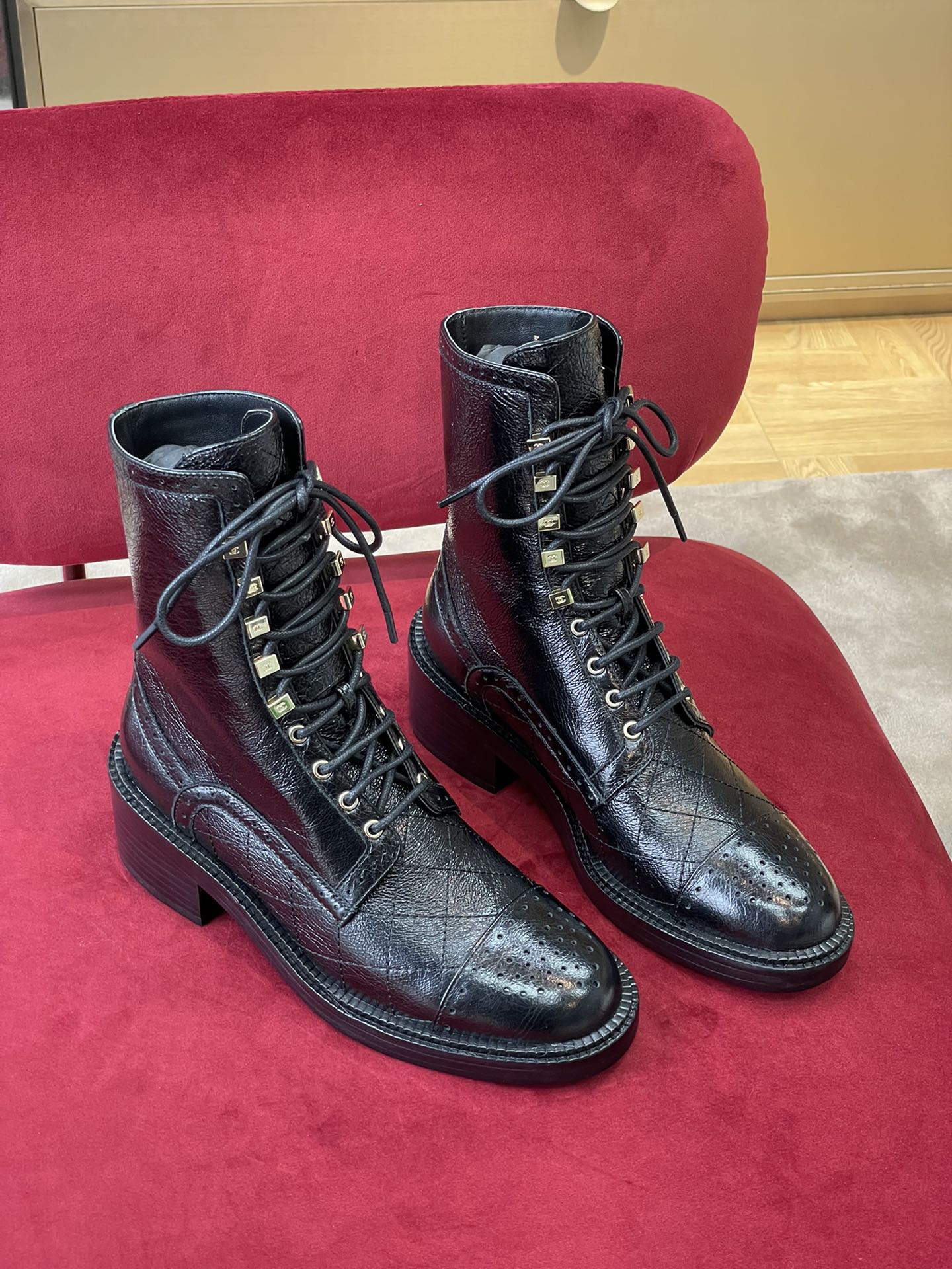 Новинка 2022 года от Chanel - Мотоциклетные ботинки с закругленным носком - Черные