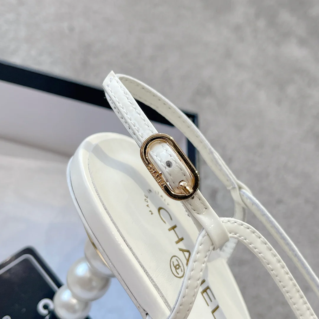 Новинка сезона весна/лето 2023 от Chanel - Босоножки на среднем каблуке с жемчужным верхом - Белые