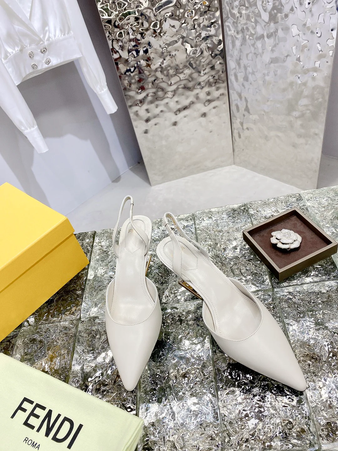 Новинка лета 2022 от Fendi - туфли на F-образном 3D-каблуке.