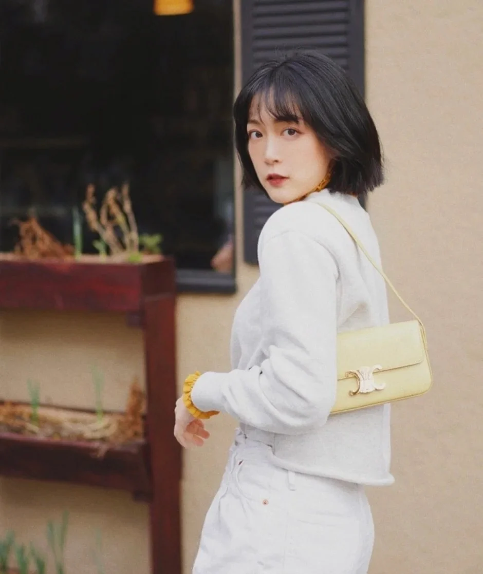 Кожаная сумка через плечо Celine Triomphe - желтая