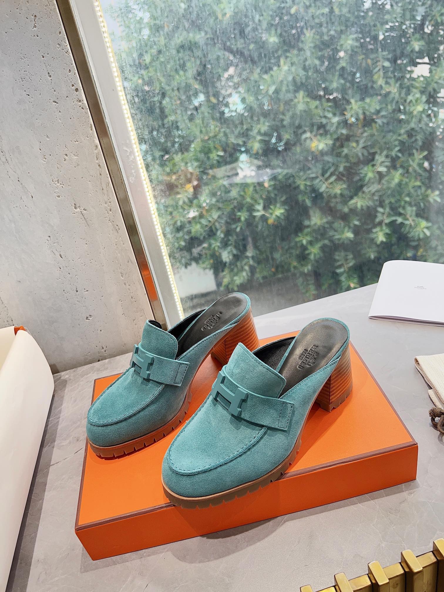 Новинка сезона весна/лето 2023 от Hermes: мюли на высоком каблуке с закрытой верхней частью и пряжкой в ??форме буквы H.