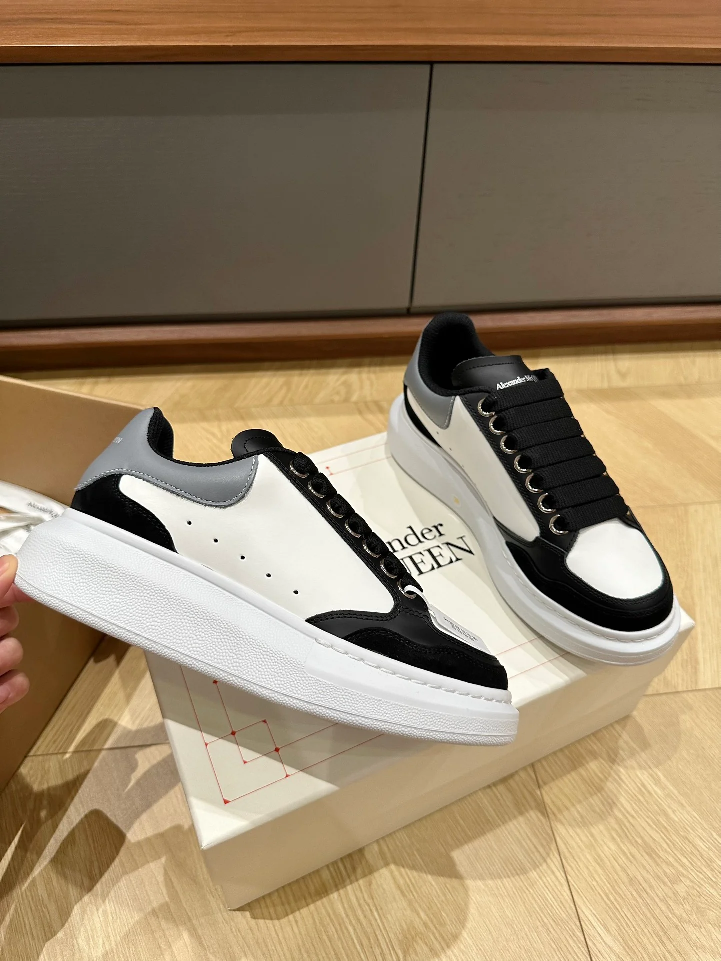 McQueen - Белые кроссовки из телячьей кожи и замши - Унисекс - Черные