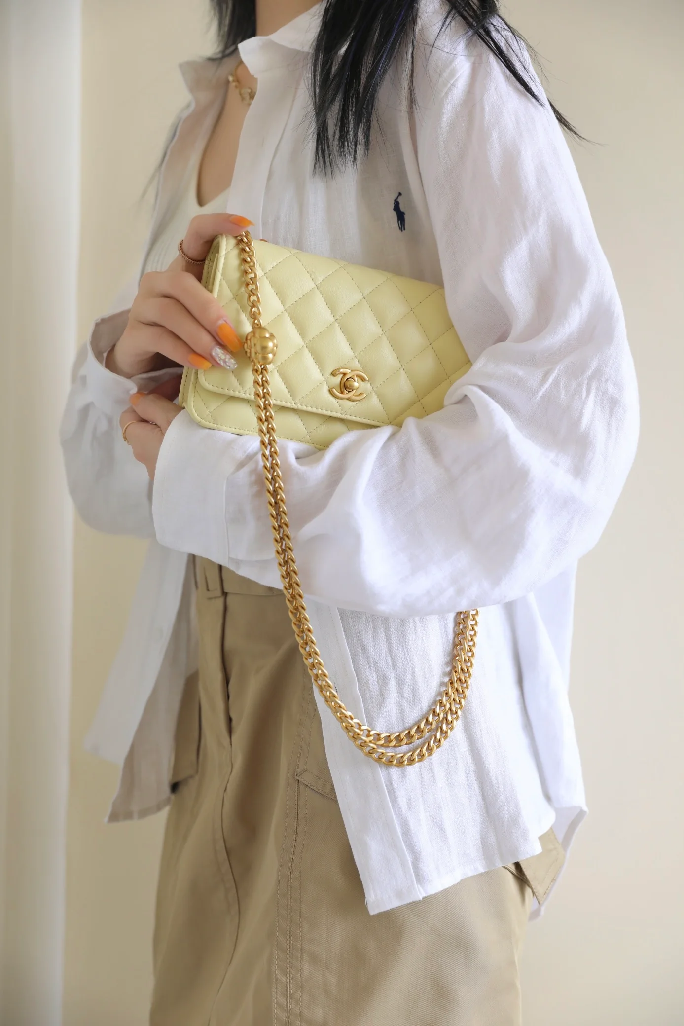 Новинка сезона весна/лето 2023 от Chanel - Сумка через плечо с цепочкой Camellia - WOC - Желтая 