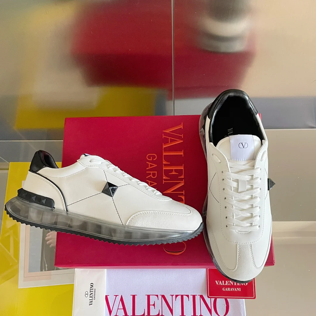 Valentino - Спортивные туфли с заклепками по периметру - Парные - Черная отделка