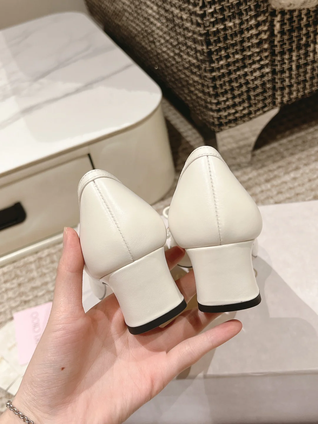 Jimmy - Простые туфли на низком каблуке с острым носком - Белые