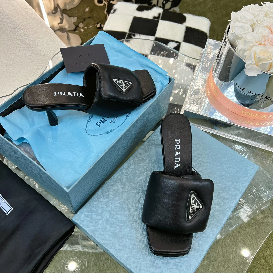 Новинка сезона весна/лето 2023 от Prada - тапочки на каблуке из овечьей кожи с пузырчатой ??подошвой - высота каблука 6-5 см.