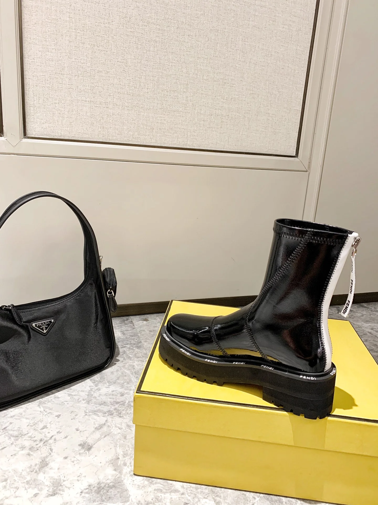 Лакированные ботильоны Fendi - черные