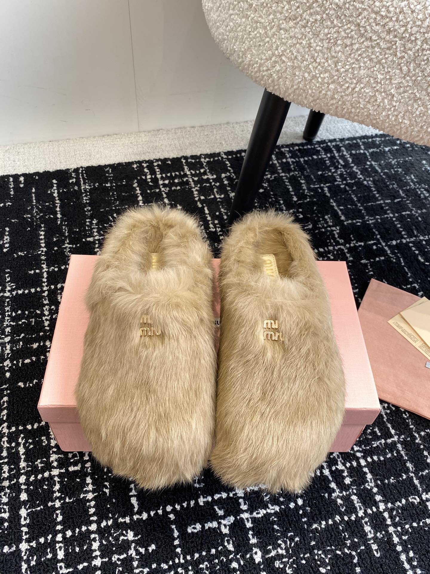 Miu Miu 2024 - Меховые тапочки с закрытым носком - Кофейный цвет - 1