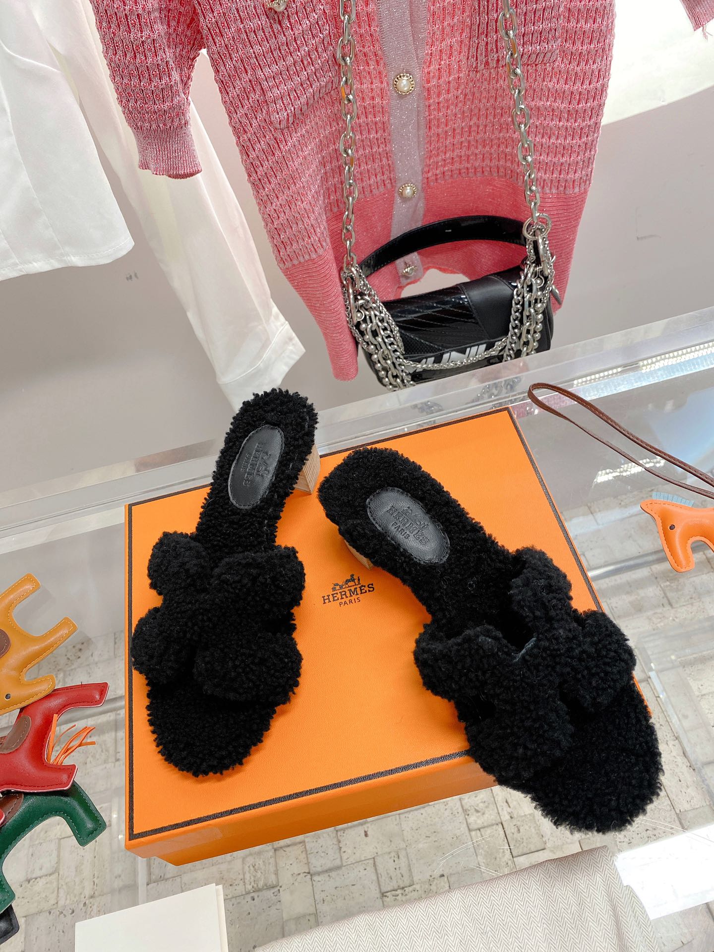 Новинка сезона осень/зима 2022 от Hermes - Сандалии на плоской подошве на каблуке H из натуральной овечьей шерсти Oran - 1 шт.