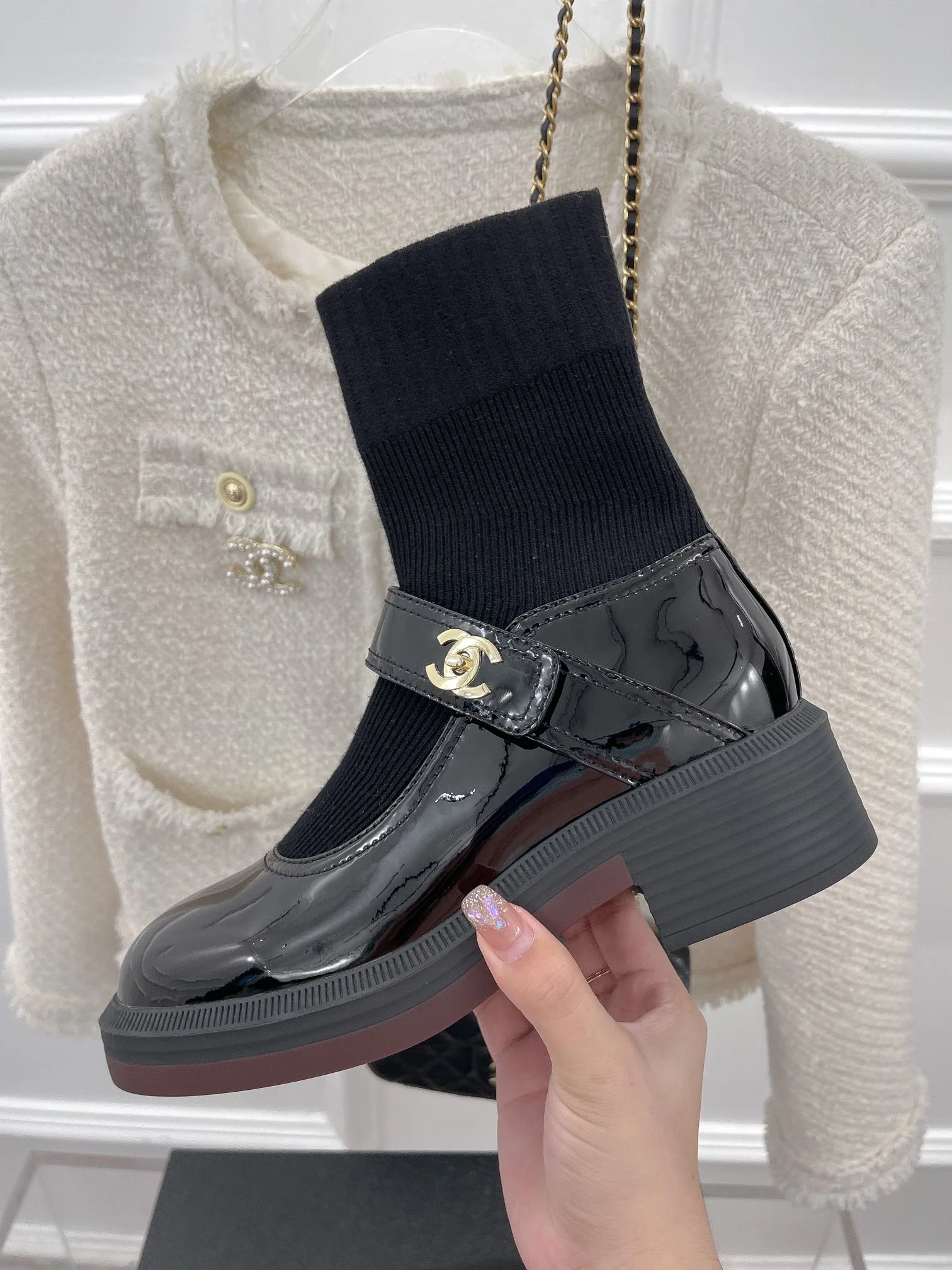 Новинка сезона осень/зима 2023 от Chanel - Ботинки-носки - Кожаные туфли-носки