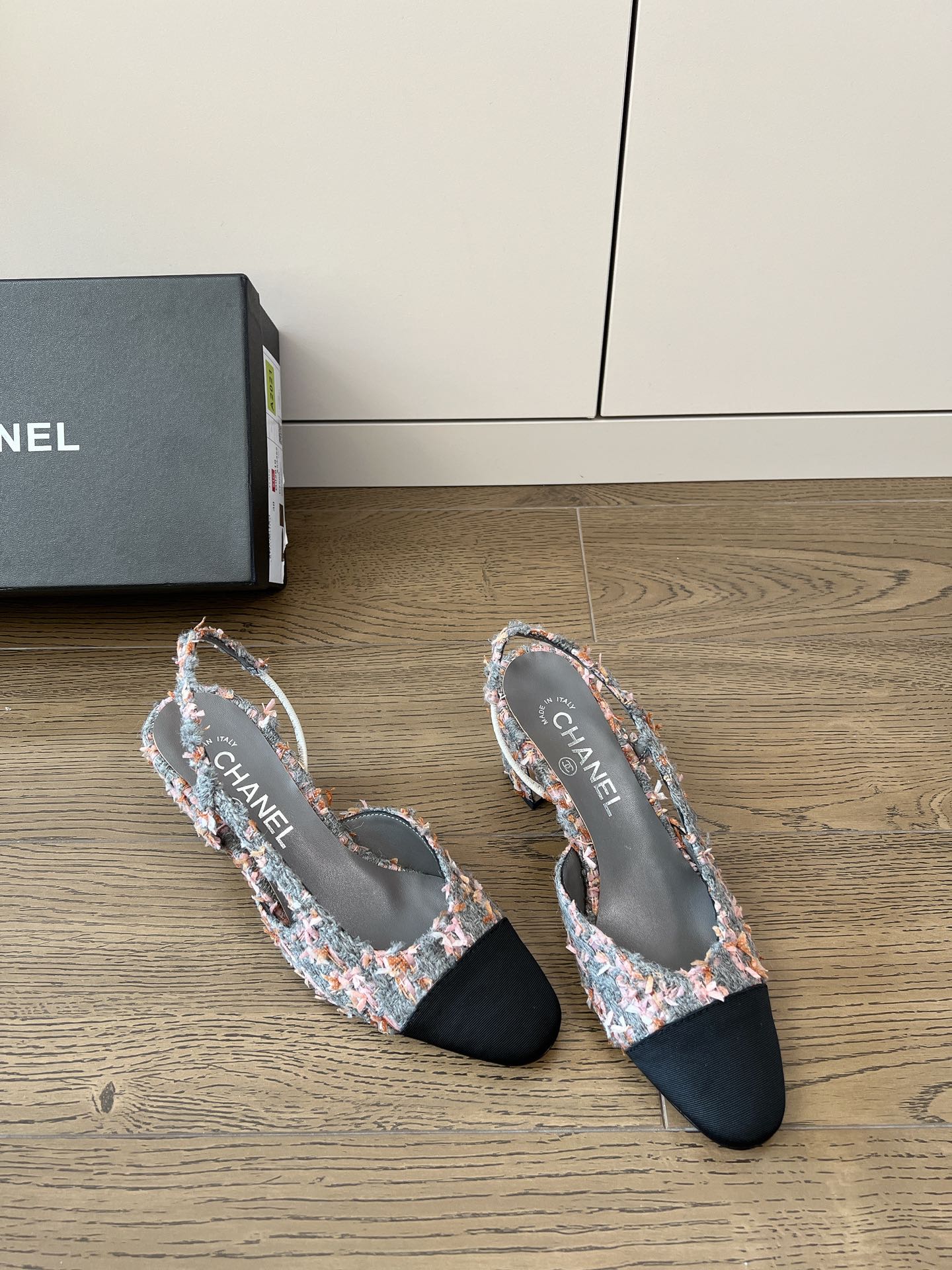 Новинка весны 2023 от Chanel - Классические балетки на среднем каблуке из твида