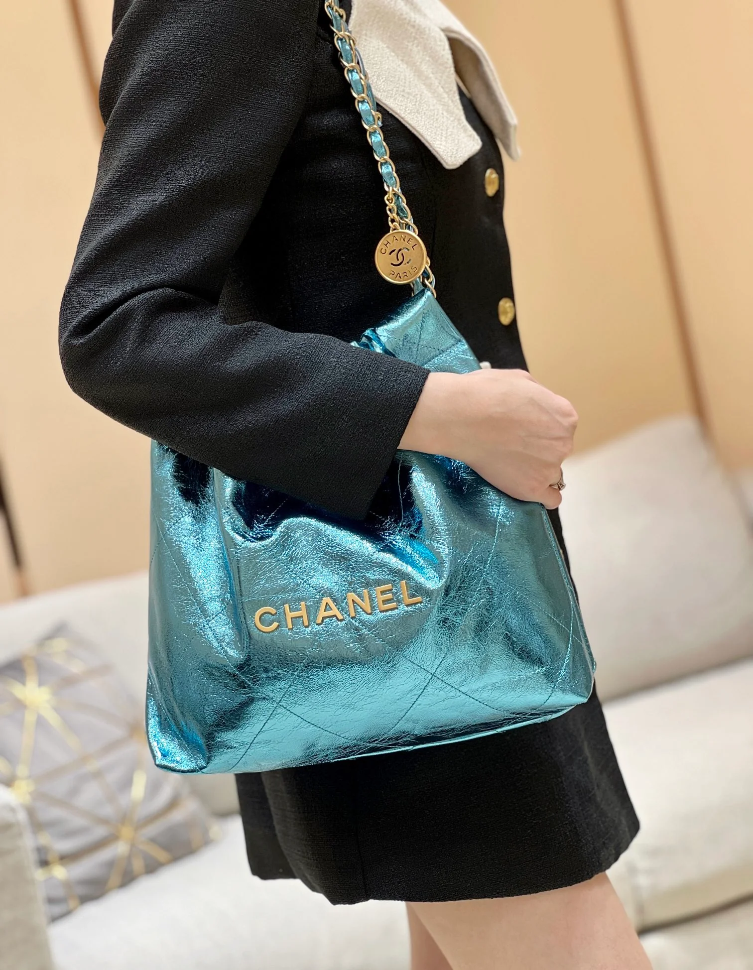 Миниатюрная сумка Chanel 25c 22 из металлизированной кожи синего цвета.