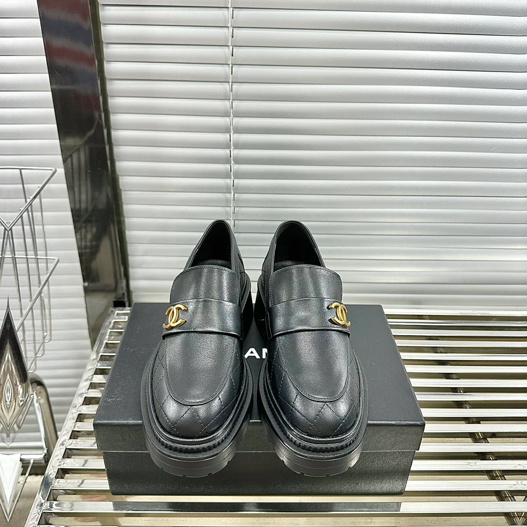 Новинка сезона осень/зима 2023 от Chanel — лоферы на платформе.