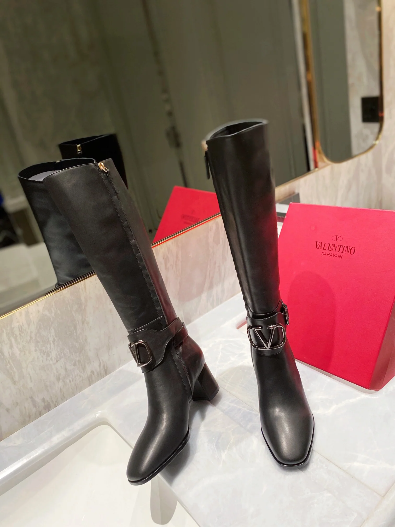 Новинка сезона осень/зима 2022 от Valentino - сапоги из натуральной кожи.