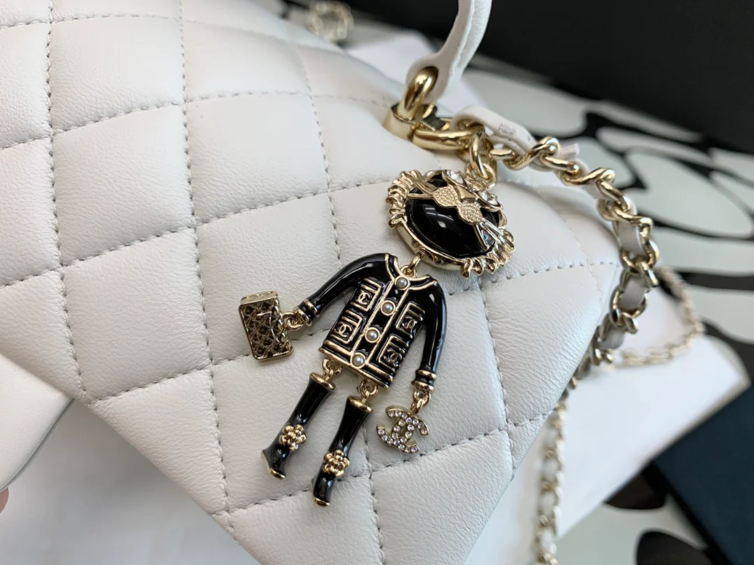 Коллекция Chanel Весна/Лето 2022 - Сумка-клапан на запястье - Овечья кожа - 20 см