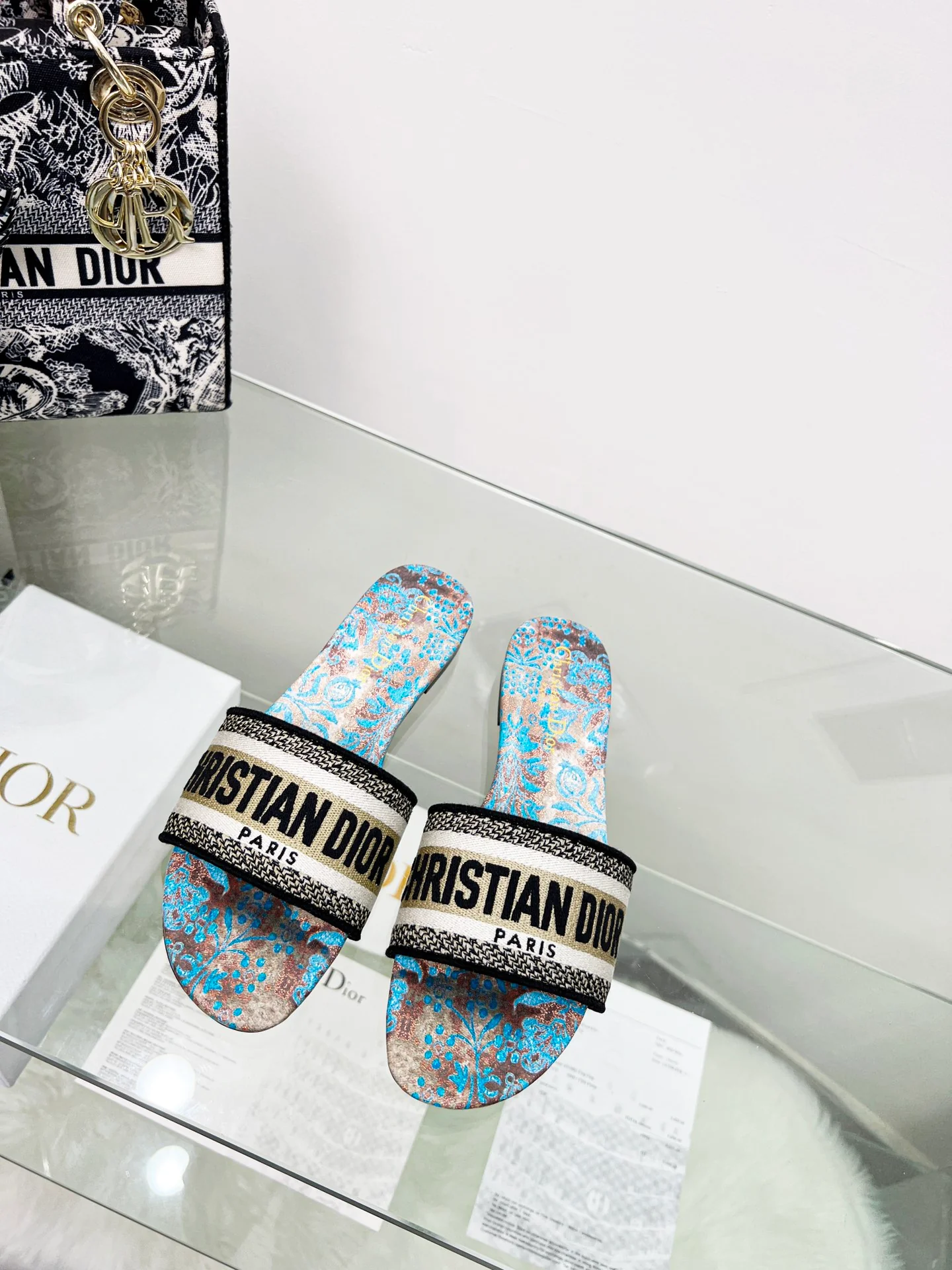 Новинка сезона весна/лето 2022 от Dior - Тапочки с вышитыми буквами - 1 шт.