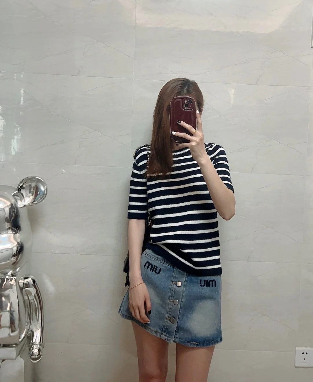 Dior - 2403-24 Новейшая коллекция ранней весны: полосатый трикотажный топ с коротким рукавом и металлическими пуговицами на плечах