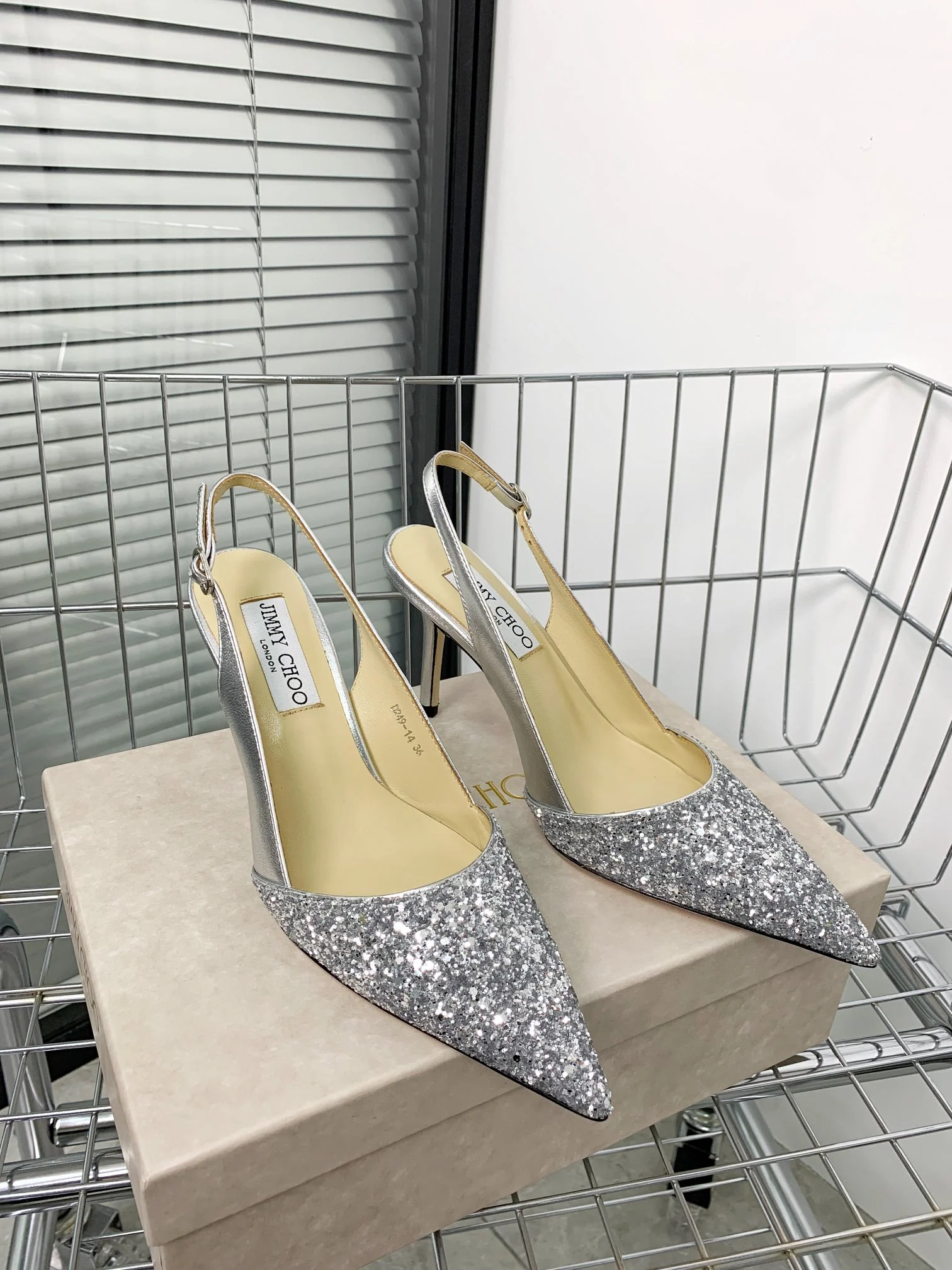 Новинки коллекции Jimmy весна/лето 2022 — туфли на высоком каблуке с пайетками.