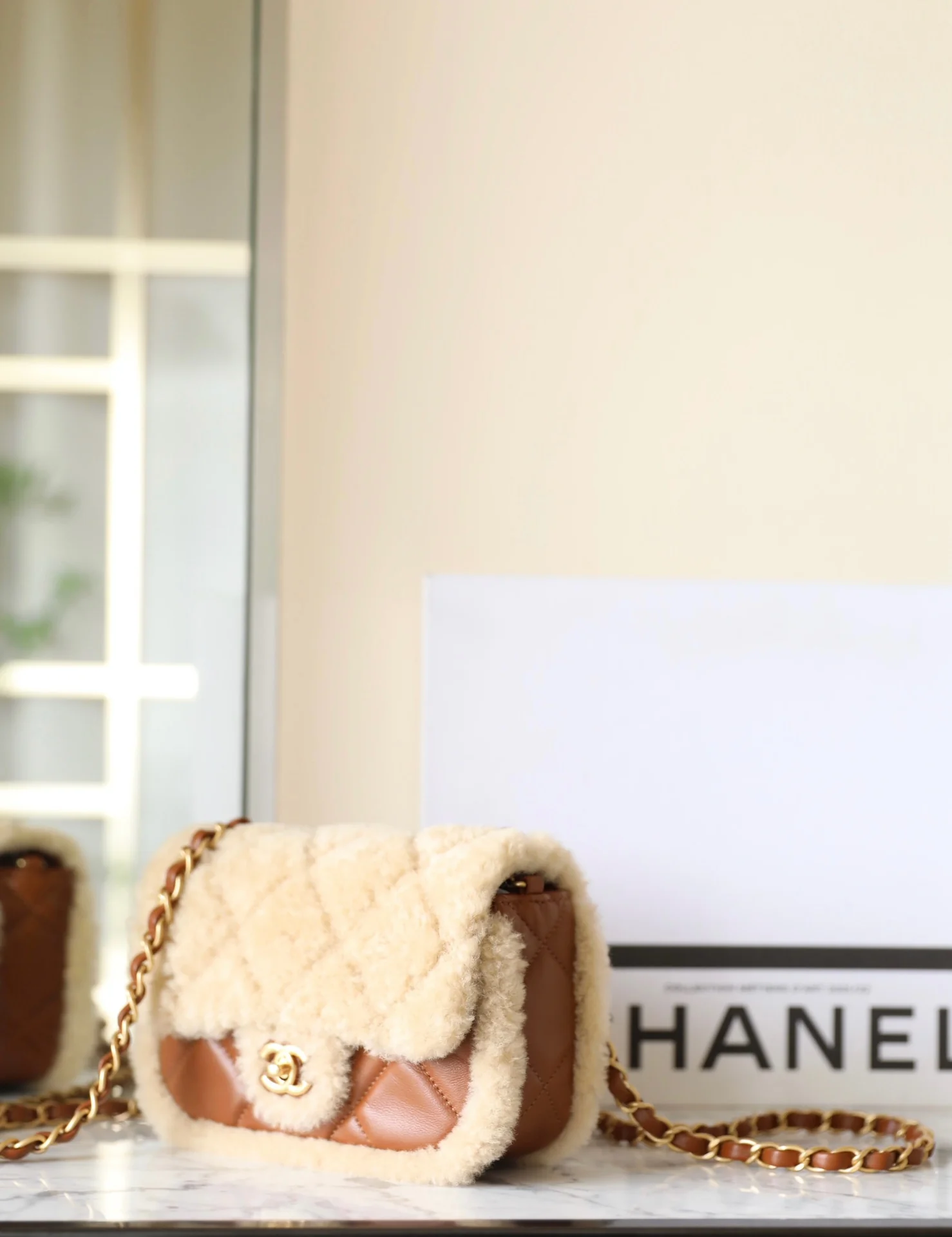 Сумка Chanel с клапаном и цепочкой в ??виде плюшевого мишки из 24-каратного золота (маленькая).