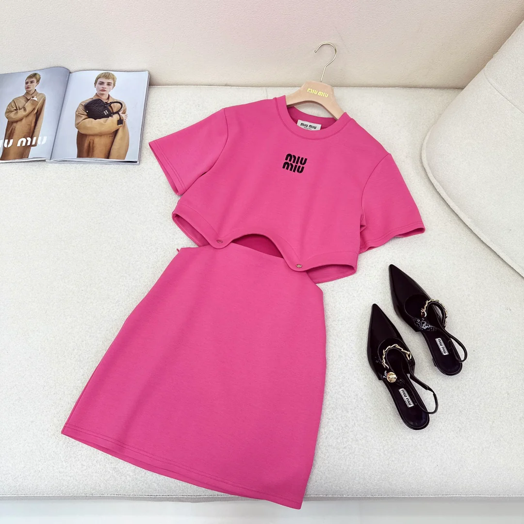 Miu Miu - 2404-24ss Весна/Лето Новинка Укороченное платье с короткими рукавами, которое можно носить как в сложенном, так и в раскладном виде - Розовое