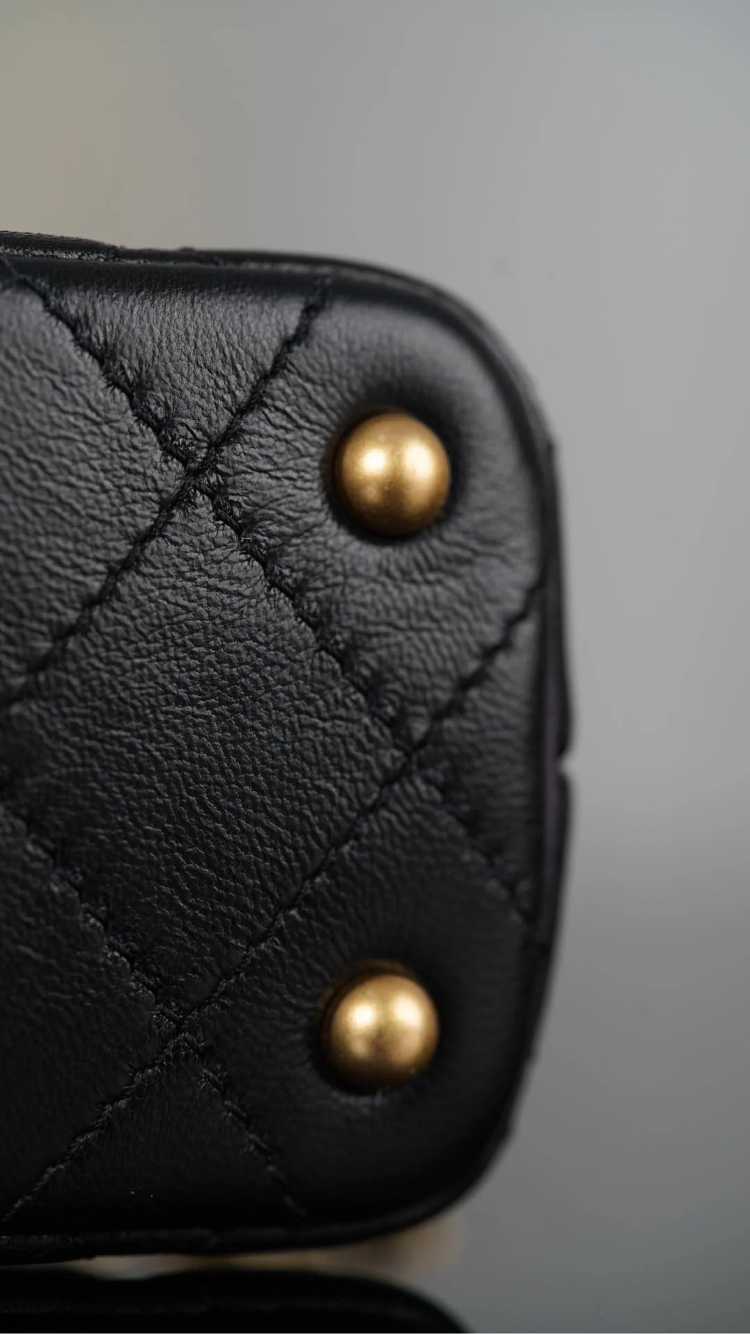 Chanel 25p - Сумка с горизонтальной ручкой и клапаном - Черно-золотая