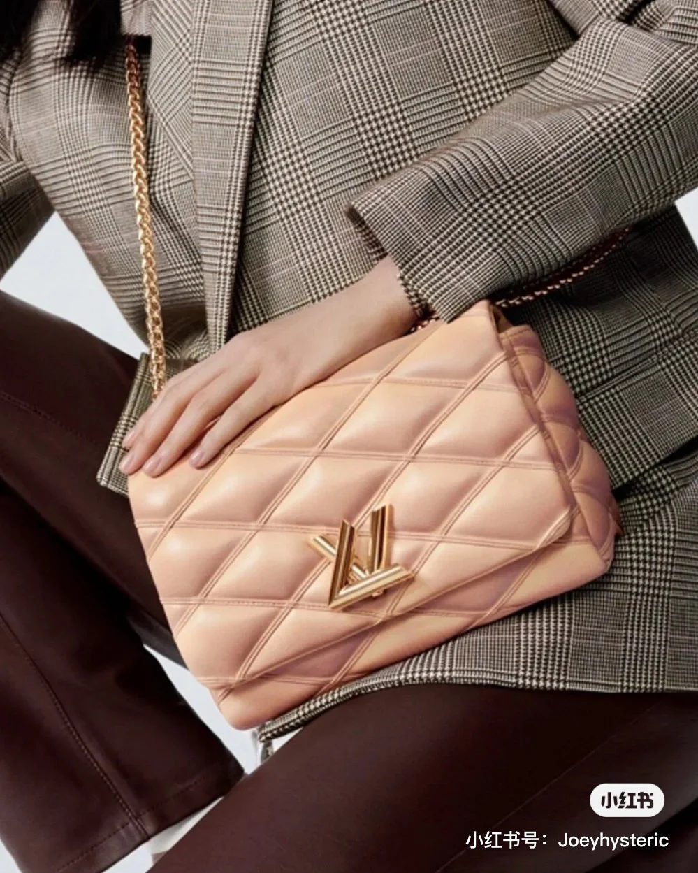 m25107-LV-Кварцевая сумка с тисненым узором и цепочкой, средне-коричневый