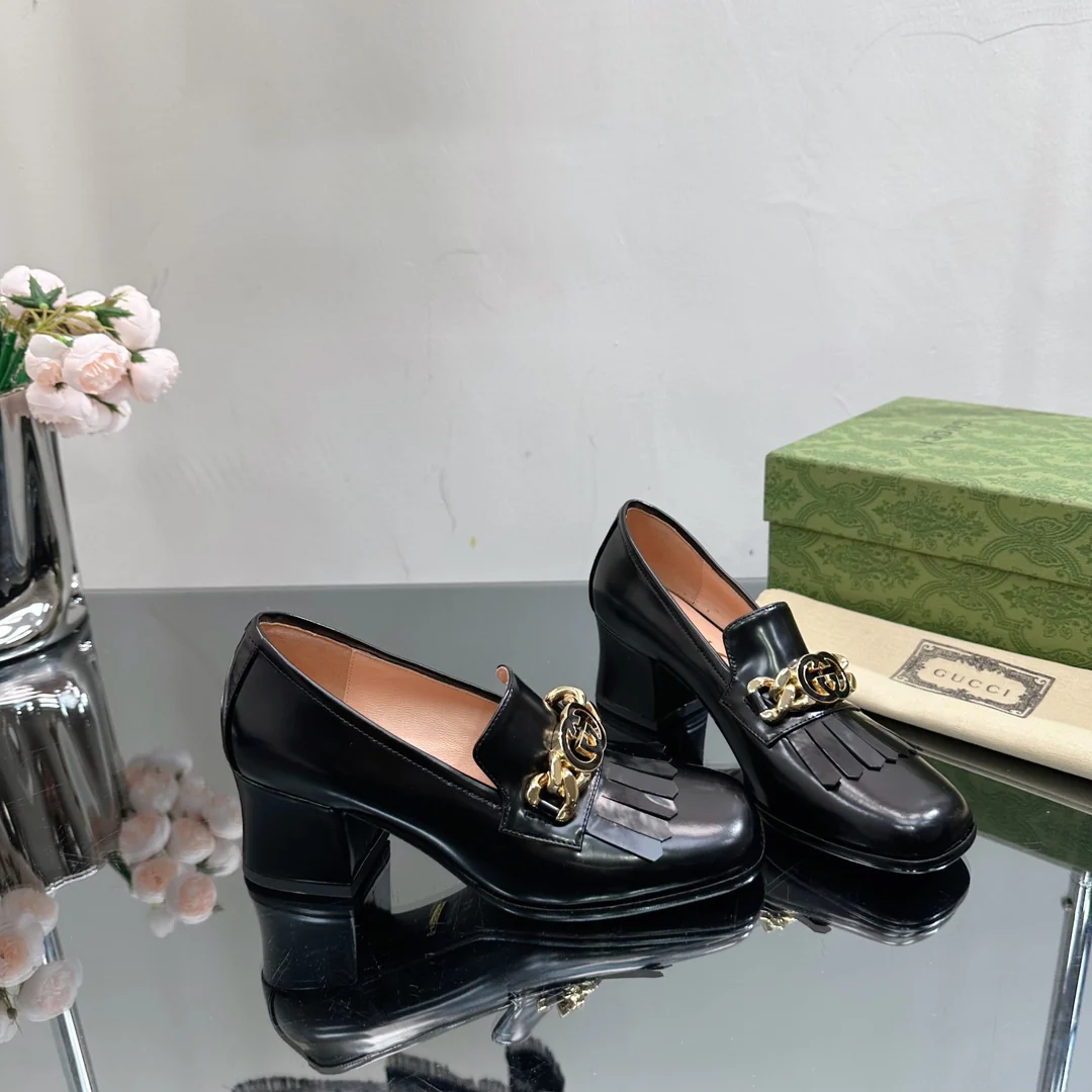 Новинка сезона осень/зима 2023 от Gucci - Лоферы на высоком каблуке - Лакированная кожа, черные