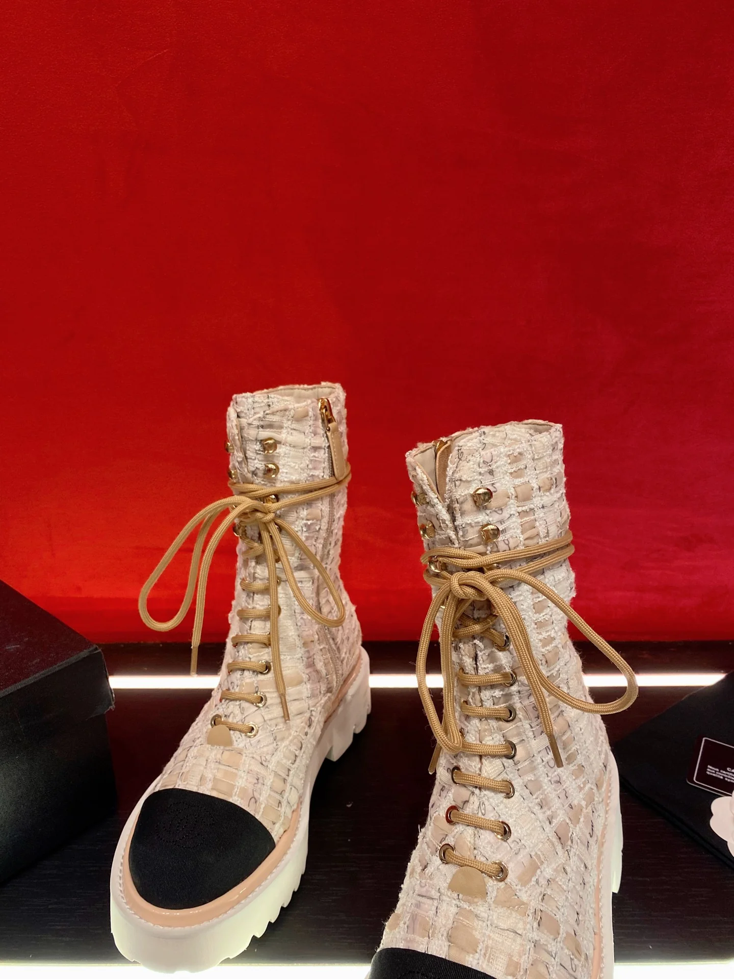 Новинка сезона осень/зима 2022 от Chanel — Ботинки Dr. Martens на платформе — Розовые с блестками — 5 см