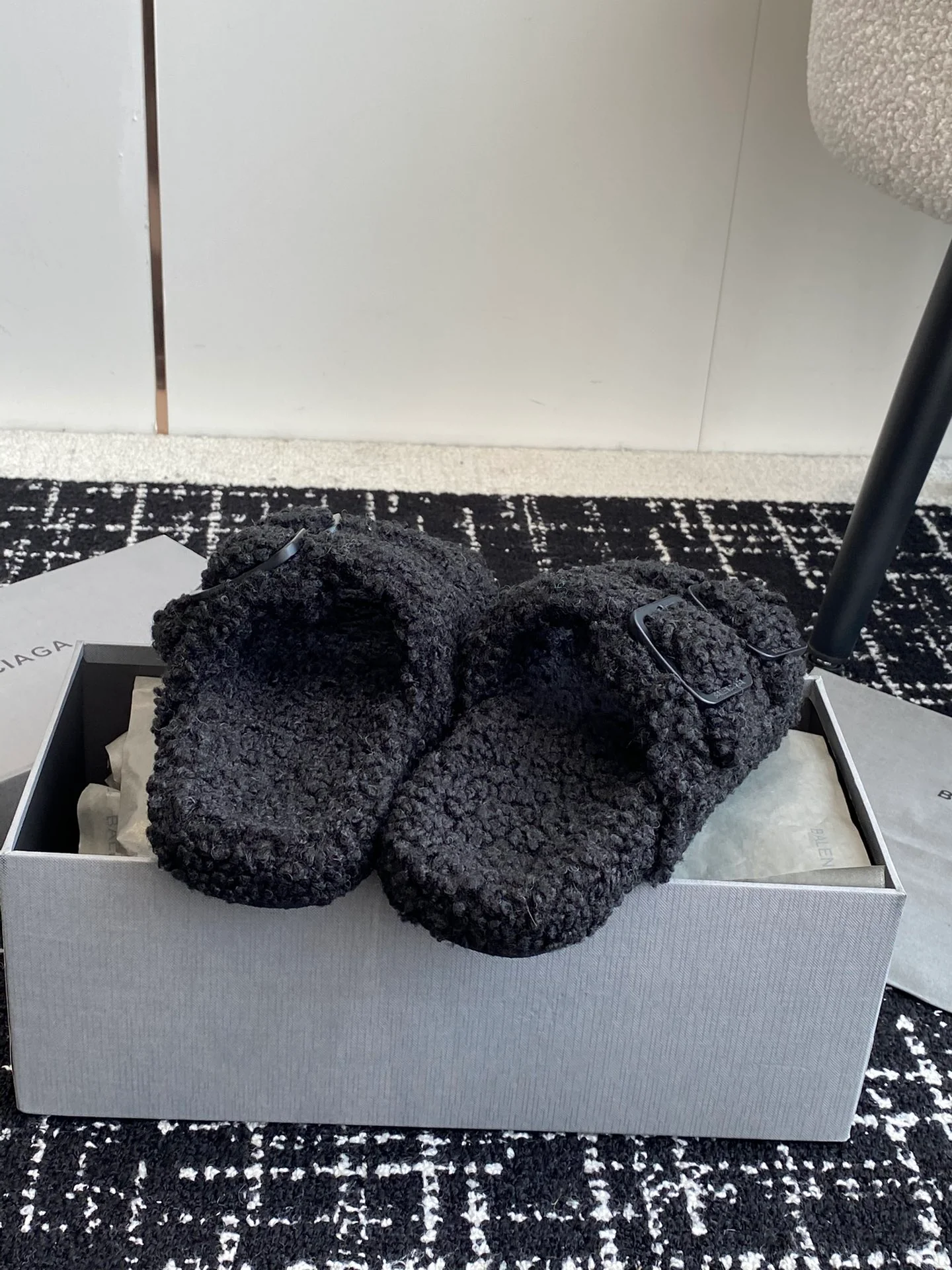 Новинка сезона осень/зима 2023 от Balenciaga - Меховые тапочки - Черные с пряжкой