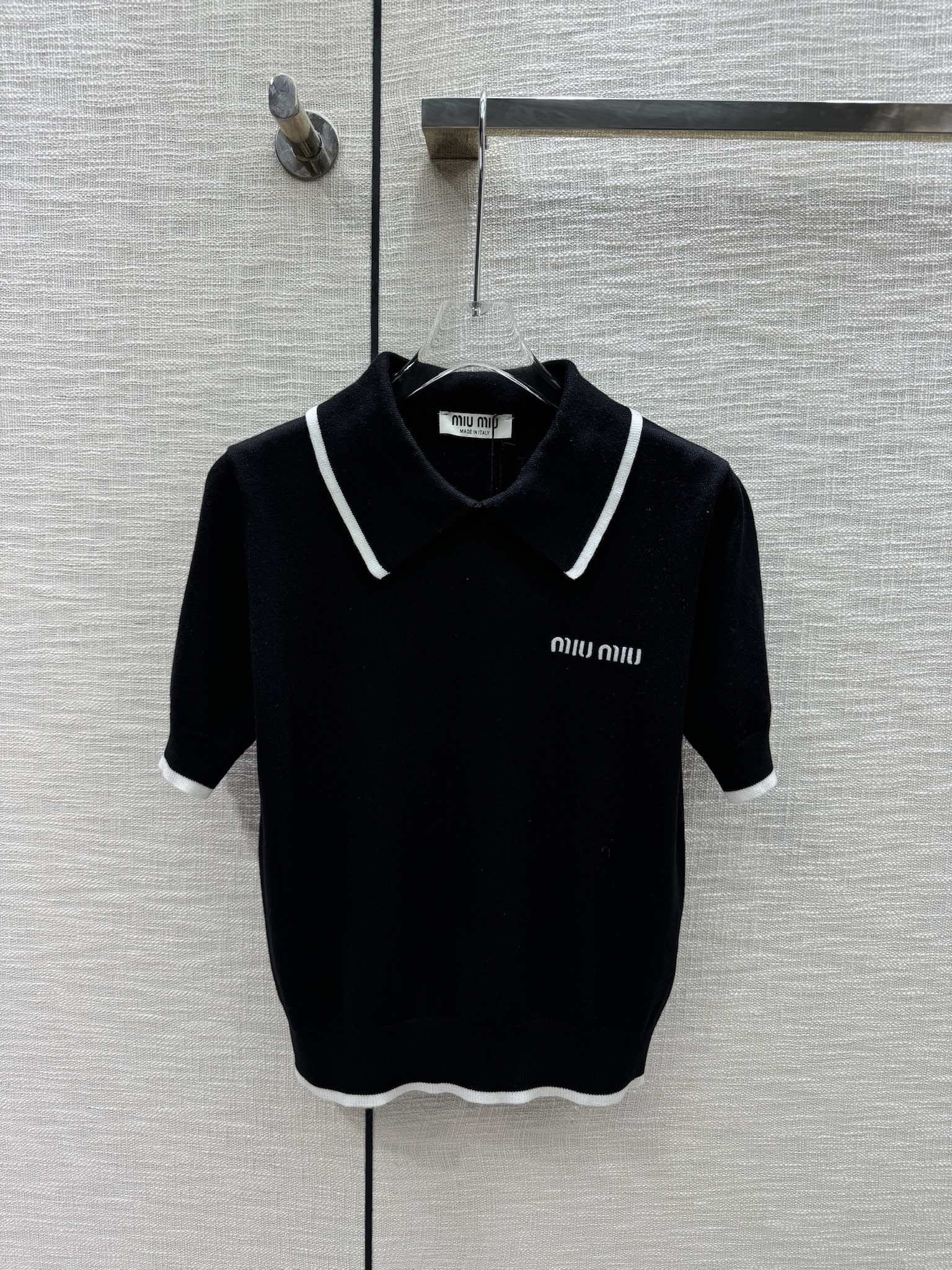 Miu Miu - 2404 - Трикотажная футболка-поло с коротким рукавом и воротником-поло в стиле колор-блок - Черная