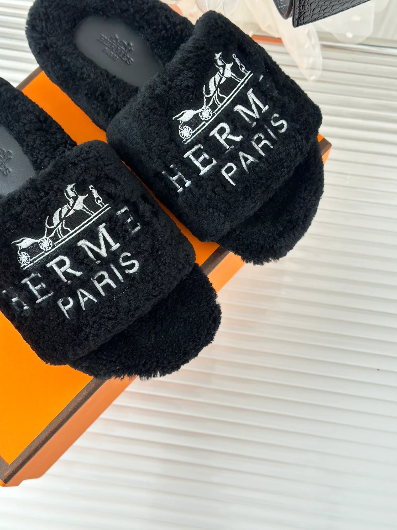 Новинка сезона осень/зима 2023 от Hermes - Меховые тапочки - Черные