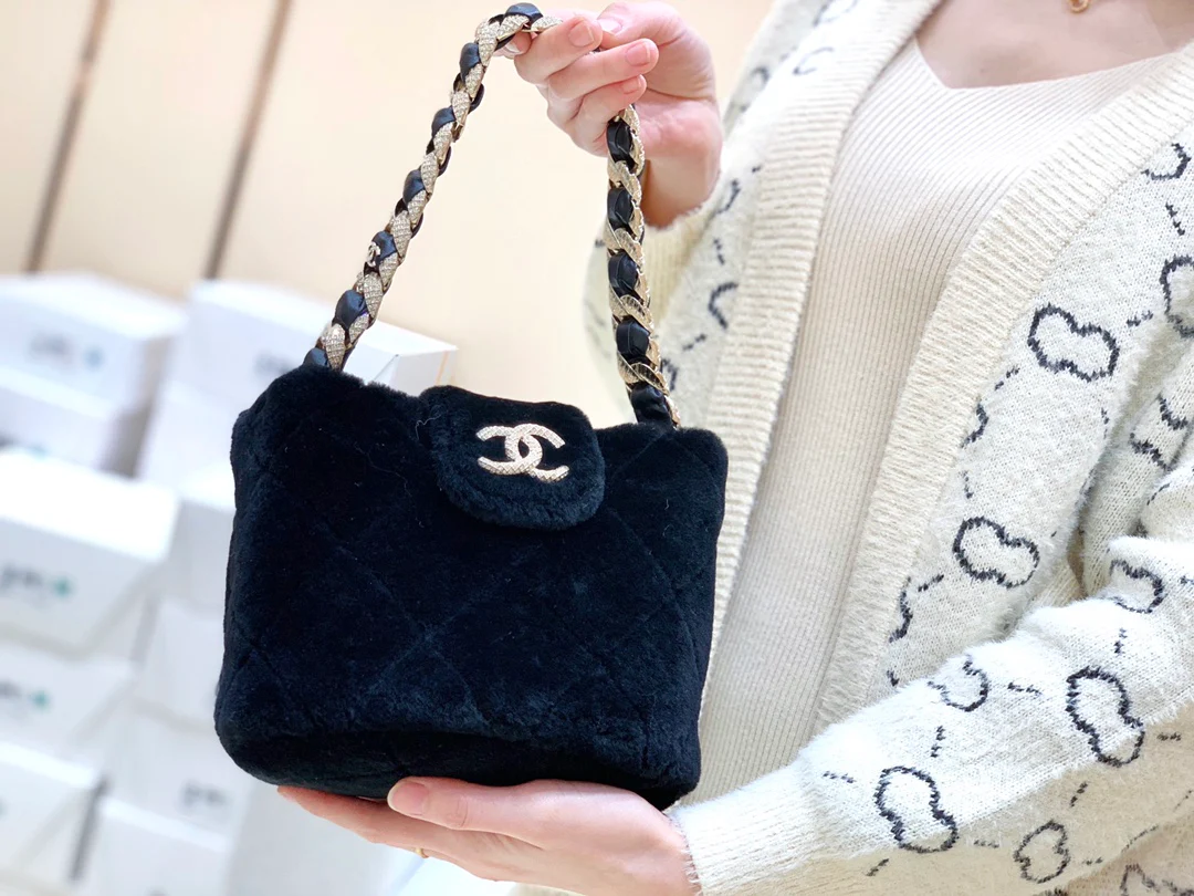 Сумка Chanel из овчины с цепочкой и бриллиантами - 1