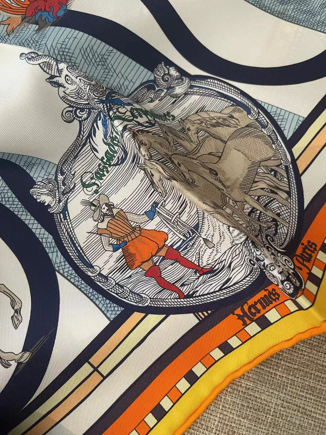 Шелковый шарф Hermes 90 - 19 момм - с поворотным движением и змеевидной текстурой.