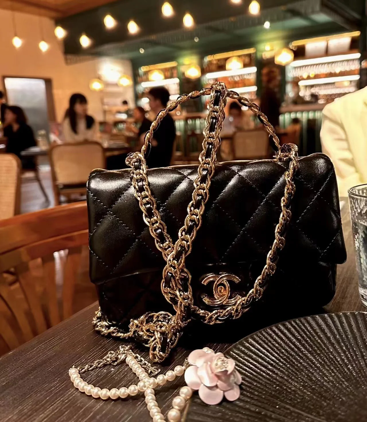 Ручка сумки Chanel 23a CF со стразами - черная