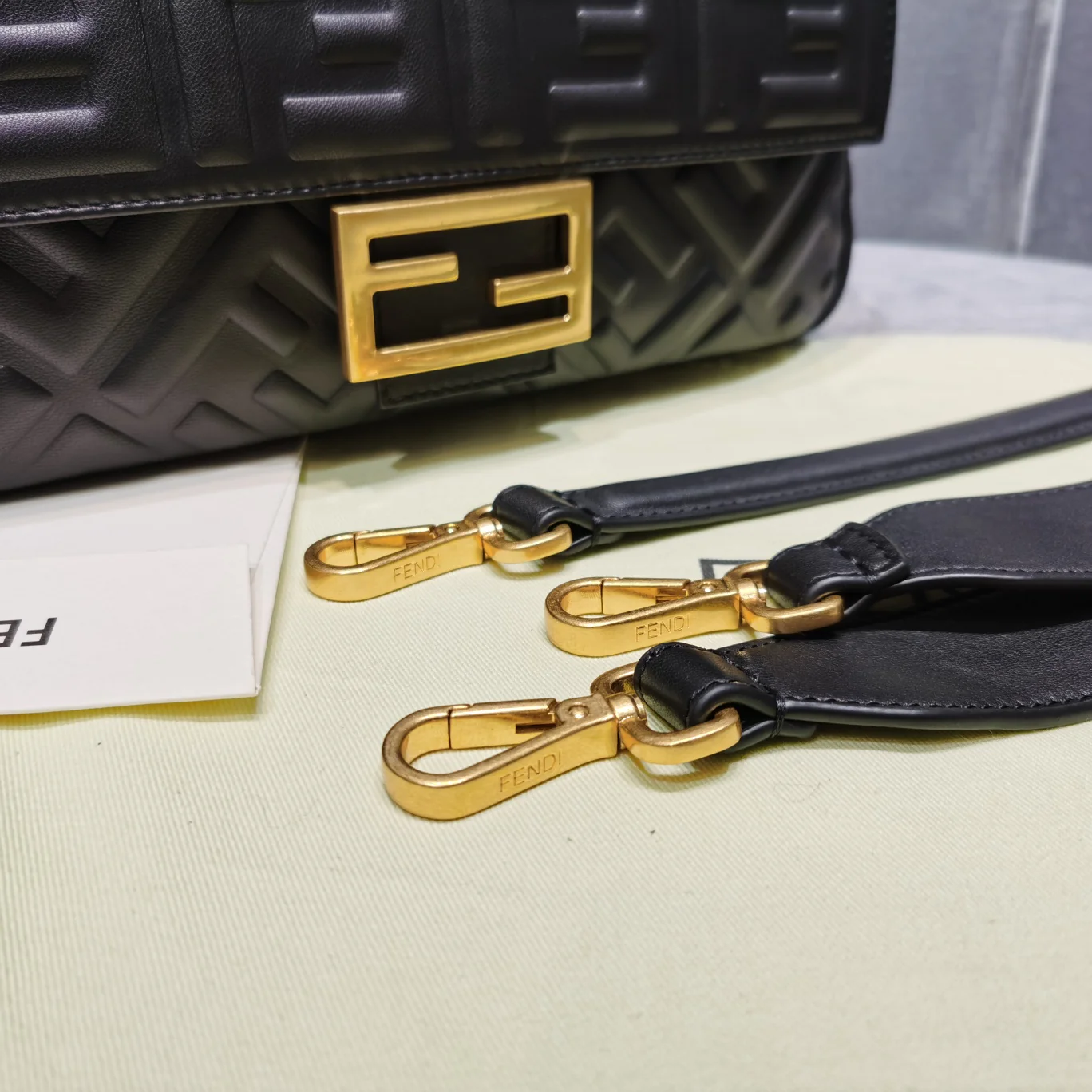 Сумка Fendi Baguette Medium из черной кожи - 3