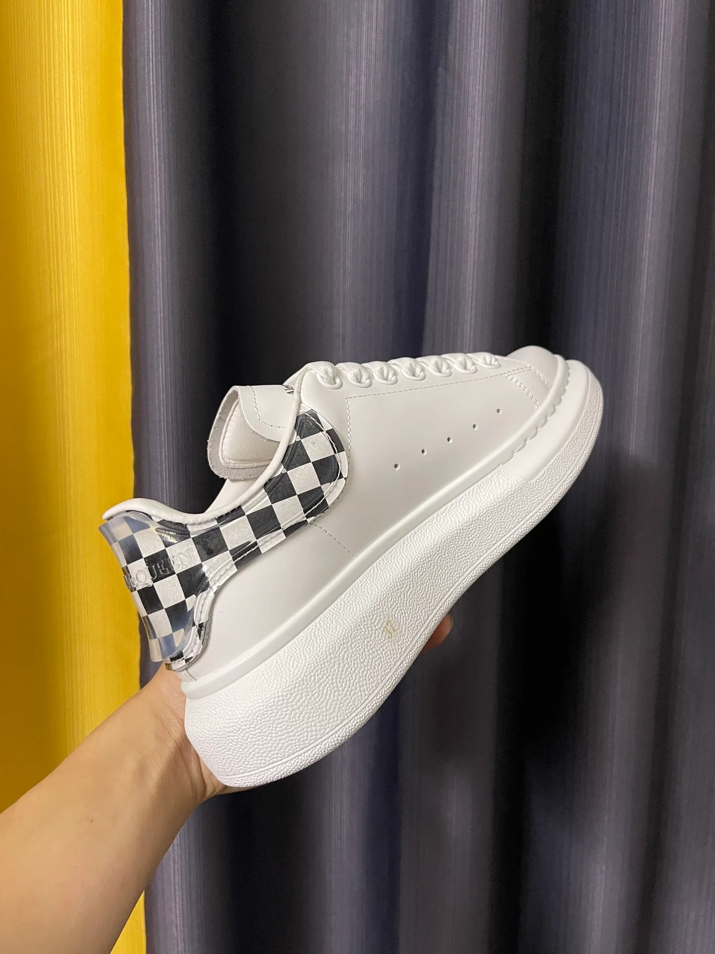 Классические белые кроссовки McQueen - унисекс - черно-белый клетчатый прозрачный каблук из эпоксидной смолы