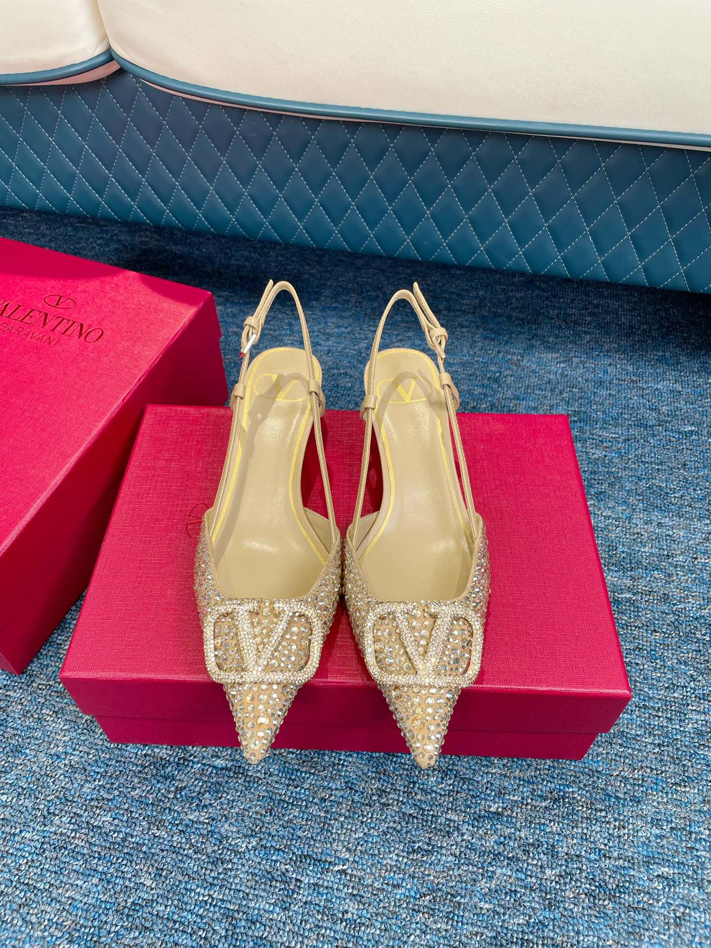 Новинка сезона весна/лето 2022 от Valentino: роскошные замшевые босоножки на высоком каблуке с острым носком и открытой пяткой, украшенные стразами.