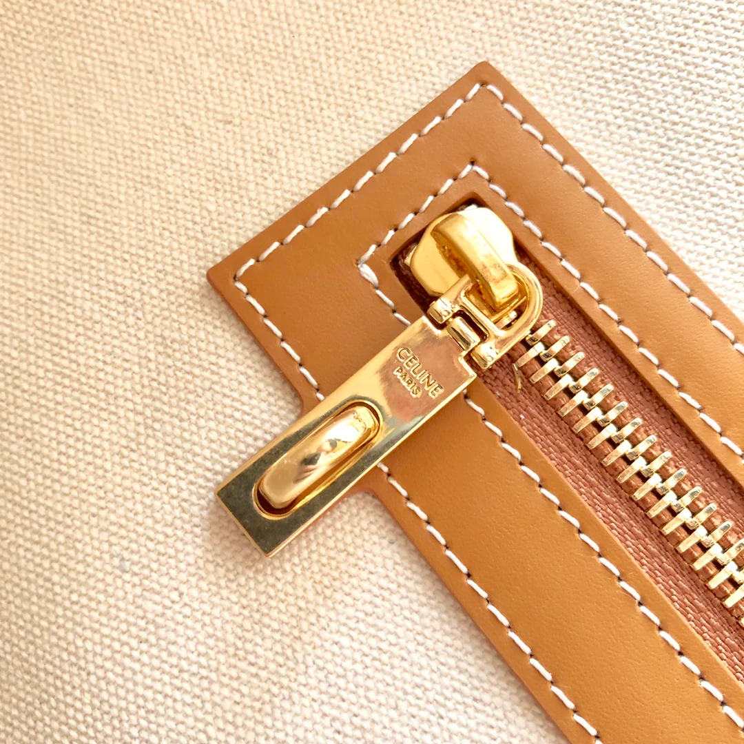 Сумка Celine Cabas из канваса с горизонтальным принтом и телячьей кожи.